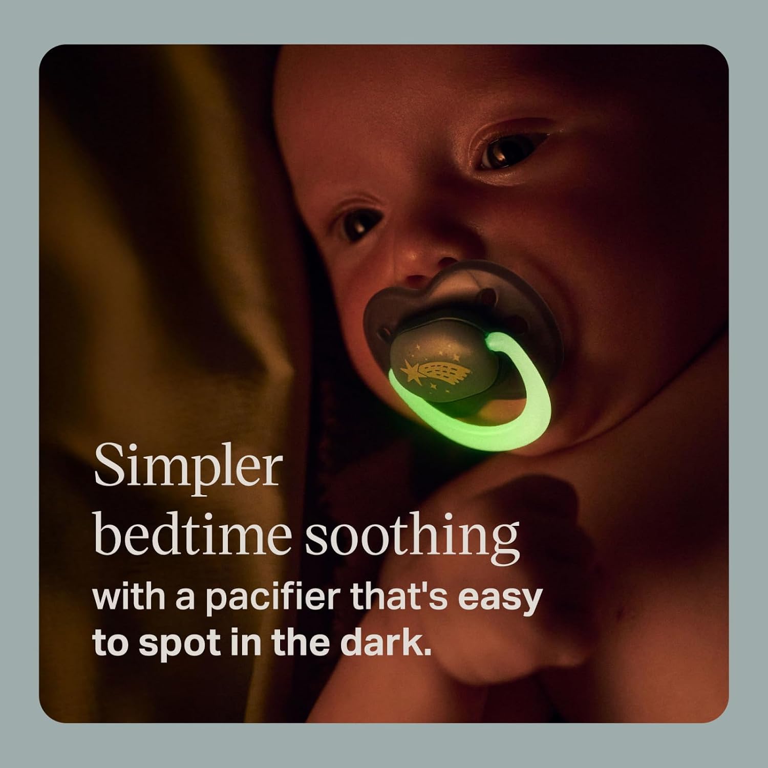 Thumbnail 1 de Tommee Tippee NightGlow Dummy (0–6 Months), 4 Pack – glow in the dark orthodontic soothers with extra air holes
