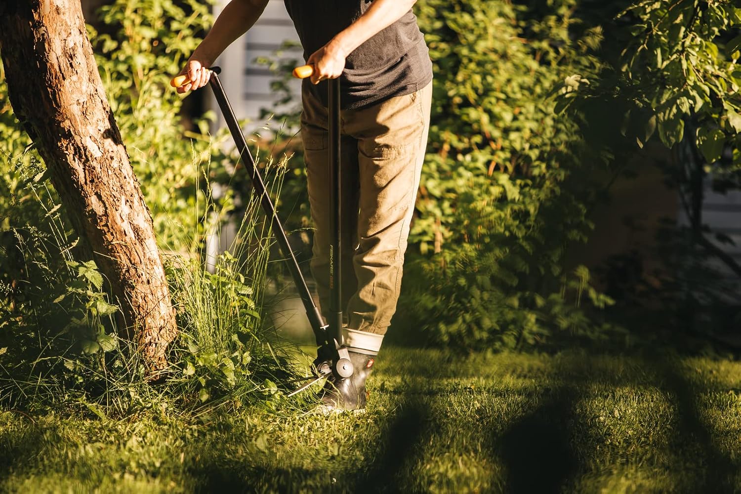Detalle de Fiskars PowerLever GS53 häck- och grässax med vinklingsbart huvud