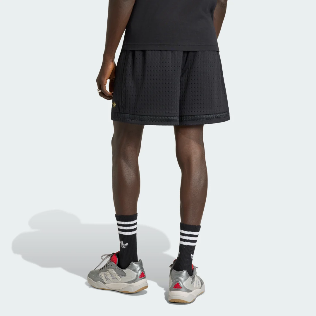 Detalle 2 de Pantalón corto FC Bayern de Adidas: versión negra para fanáticos que buscan comodidad