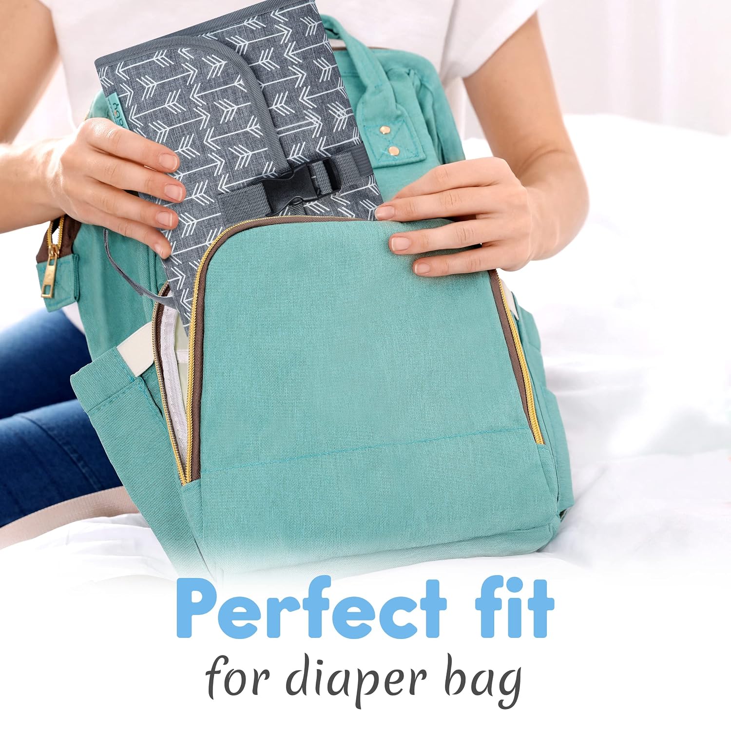 Detalle de Kopi Baby Portable Diaper Changing Pad, 22-Inch Waterproof, Classic Grey Arrows