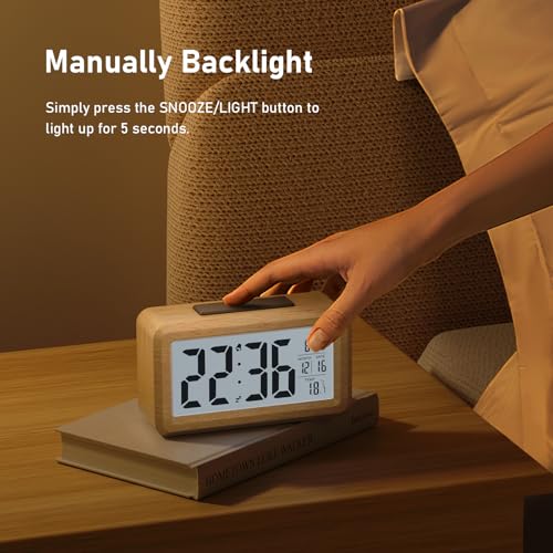 Detalle de Reloj despertador digital de madera HERMIC con pantalla LCD grande y funciones inteligentes