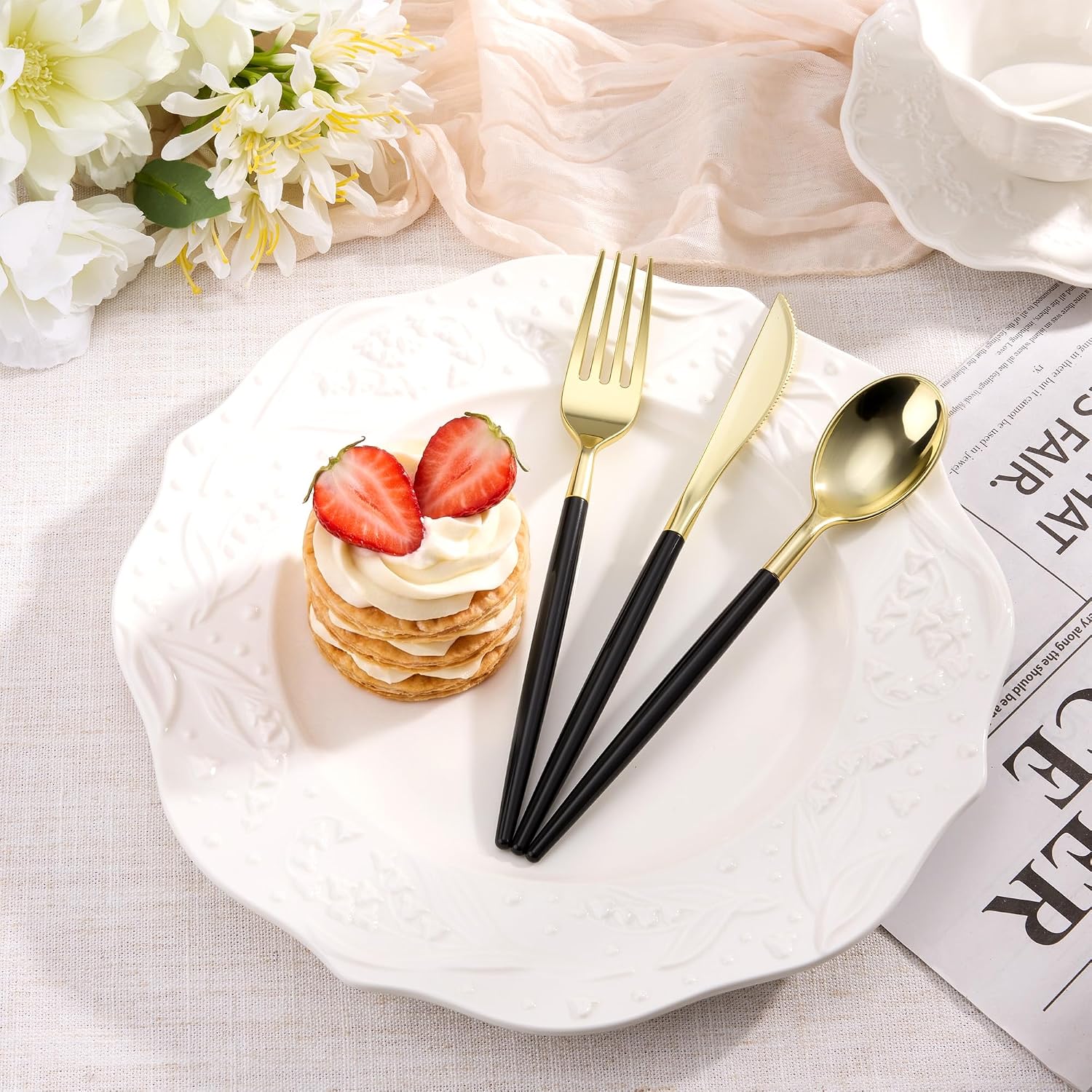 Detalle de Goodluck LJDCS-90/150 Black and Gold Disposable Plastic Cutlery Set, 150 Pieces