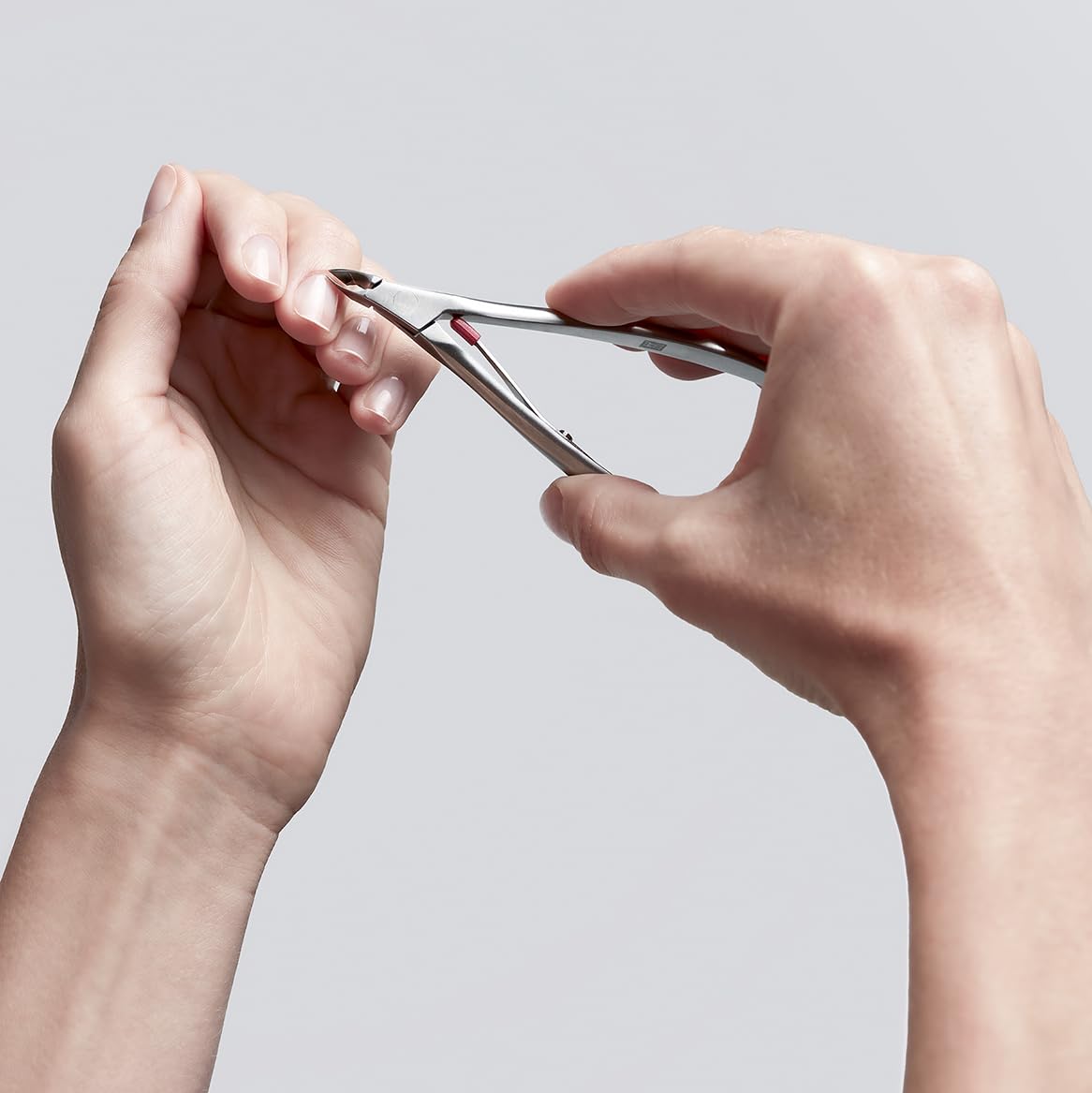 Detalle 2 de ZWILLING Nagelhautzange Premium 100 mm – präzises Entfernen von Nagelhaut