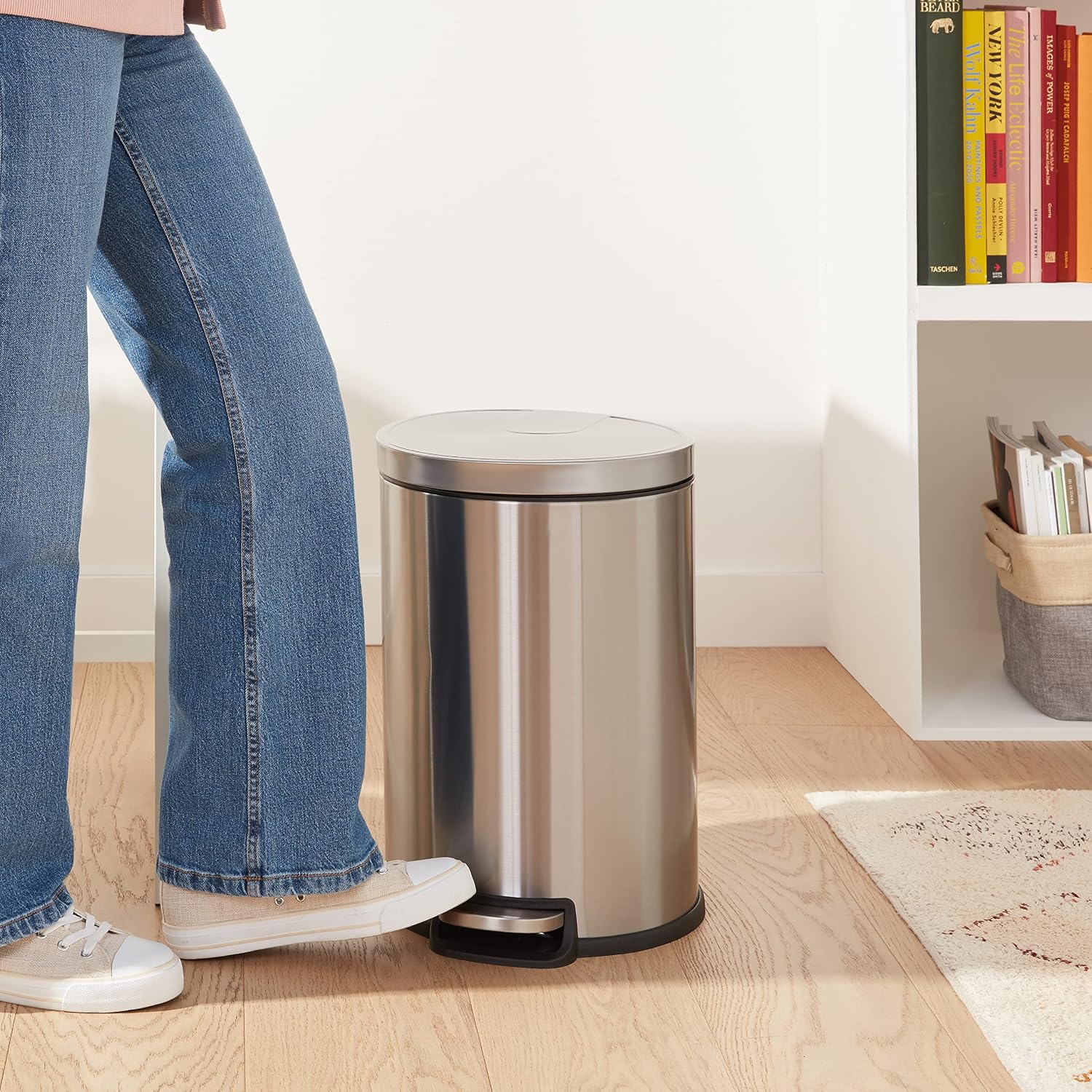 Detalle de Amazon Basics 20 l – kosz na śmieci z pedałem, szczotkowaną stalą i cichym zamykaniem