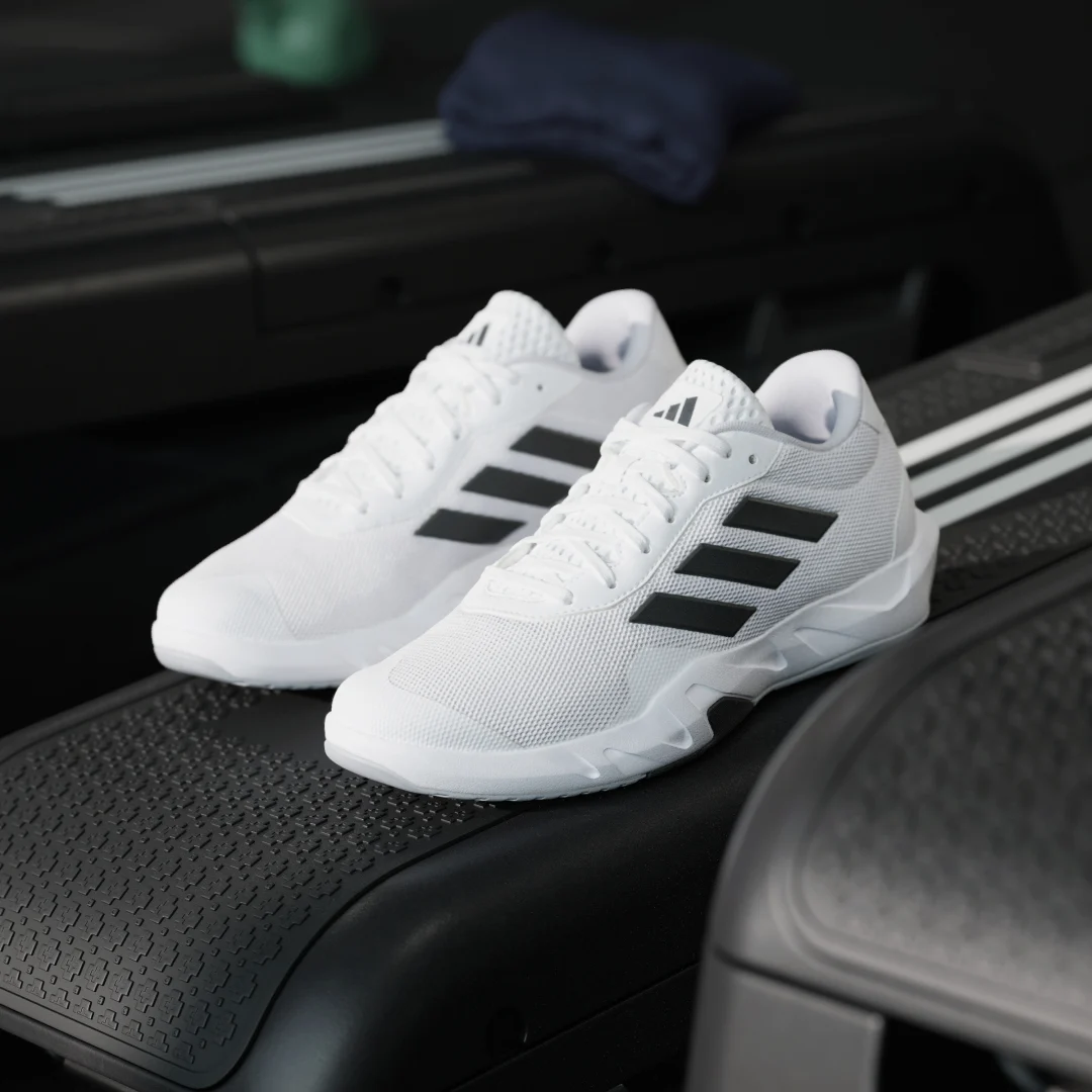 Detalle 2 de Zapatilla Amplimove Trainer de Adidas: comodidad para el día a día en blanco