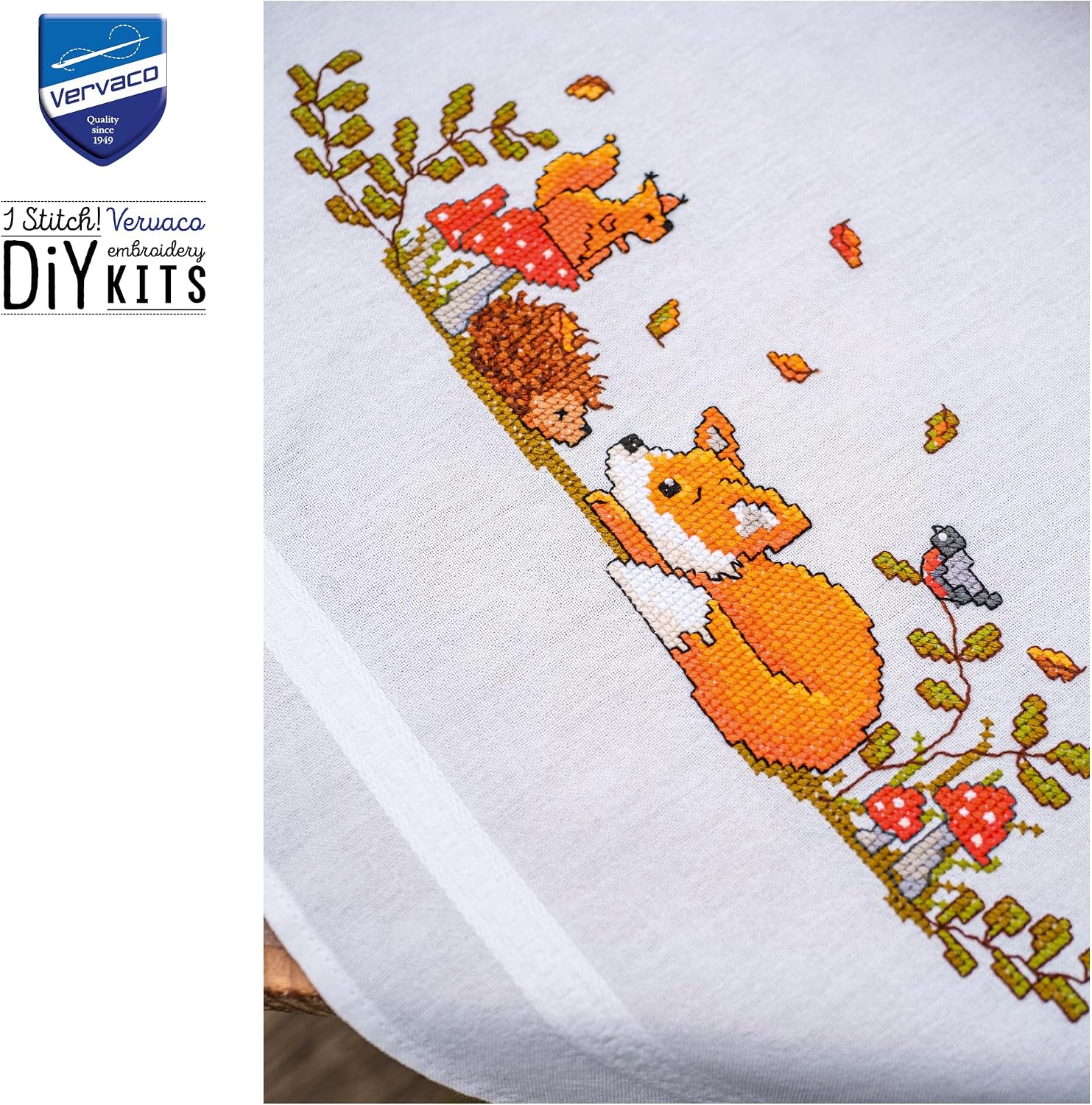 Detalle 2 de Vervaco Zwierzęta Jesiennego Lasu – zestaw do haftu krzyżykowego, obrus 80 × 80 cm