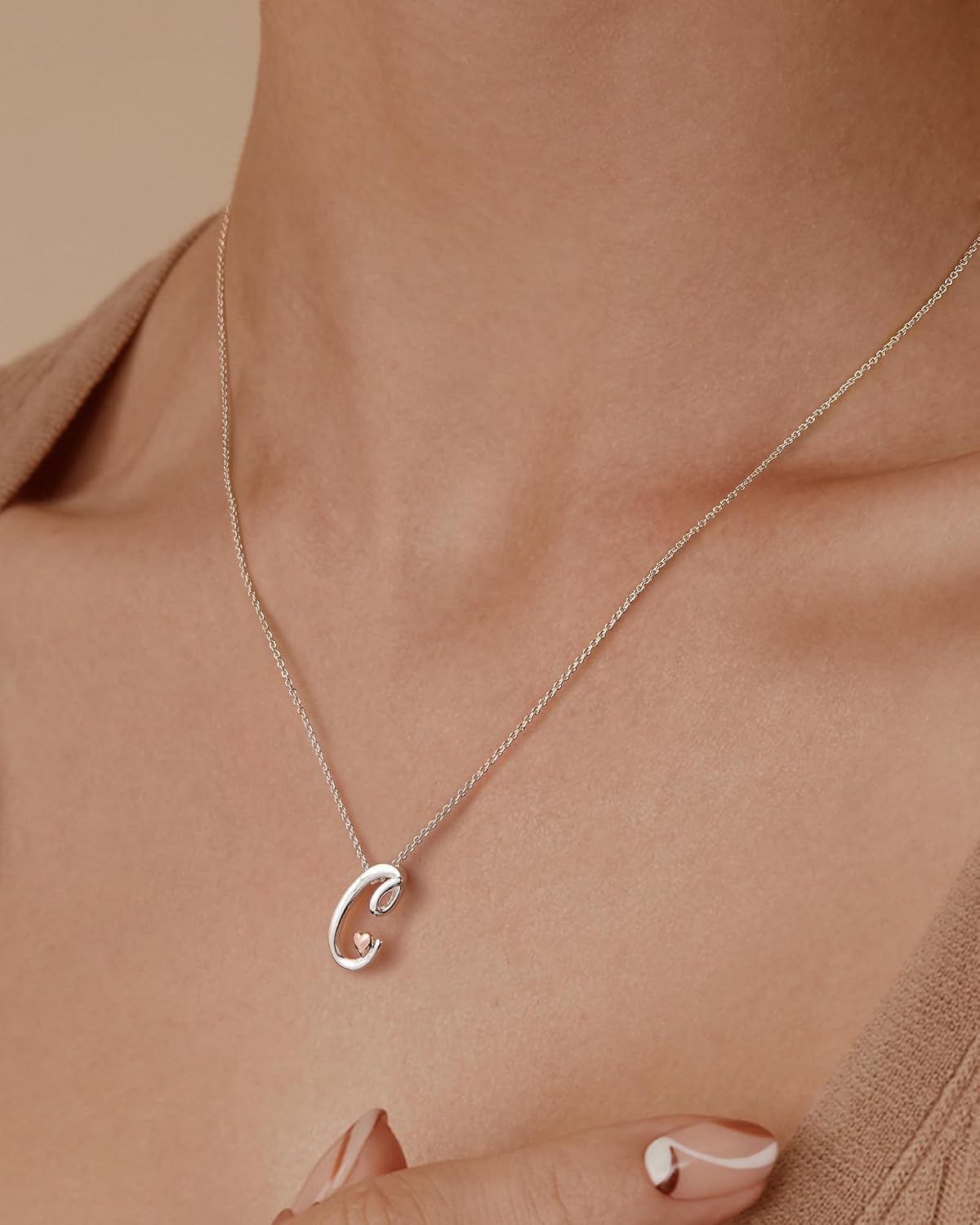 Detalle 2 de Mesovor Collier avec initiale en argent et cœur en or rose pour femme (pendentif lettre) — chaîne d’environ 50 cm