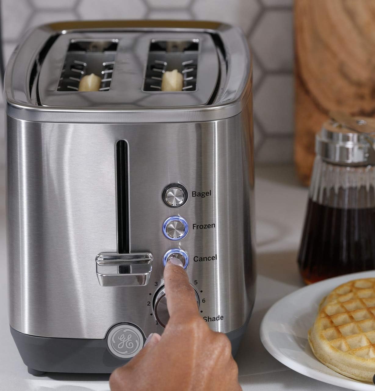 Detalle de GE 2-Slice Stainless Steel Toaster with Extra-Wide Slots and 7 Shade Settings
