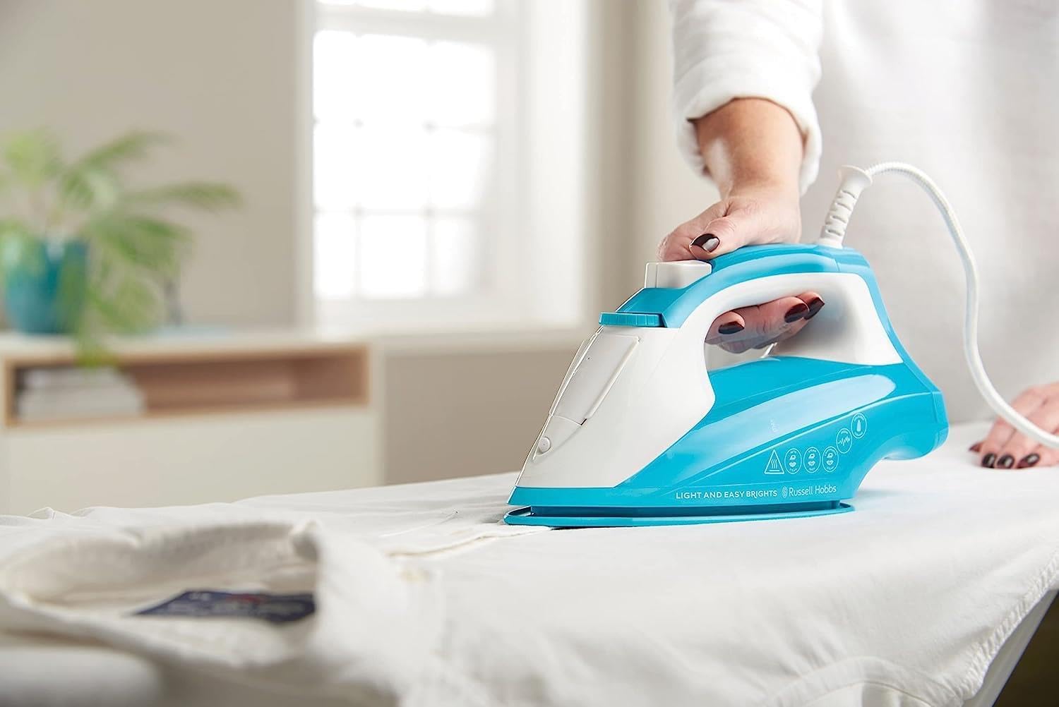 Detalle 2 de Russell Hobbs Light & Easy Brights Aqua Steam Iron with Fabric Softening Infused Ceramic Soleplate