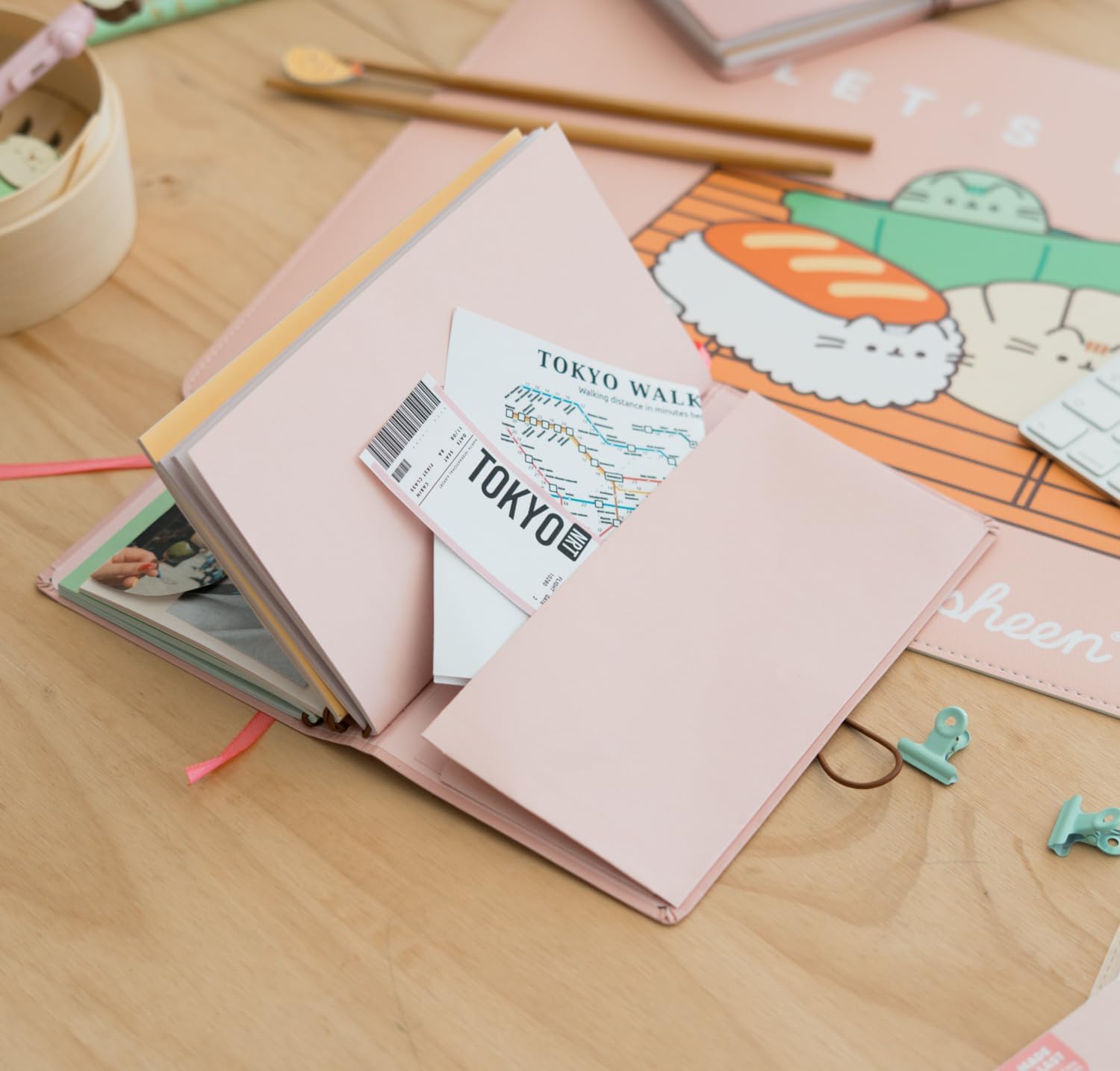 Detalle 2 de Grupo Erik - Ensemble Carnet de Voyage Pusheen Sushi Roll: carnet 3 carnets rechargeables pour écrire, dessiner et voyager