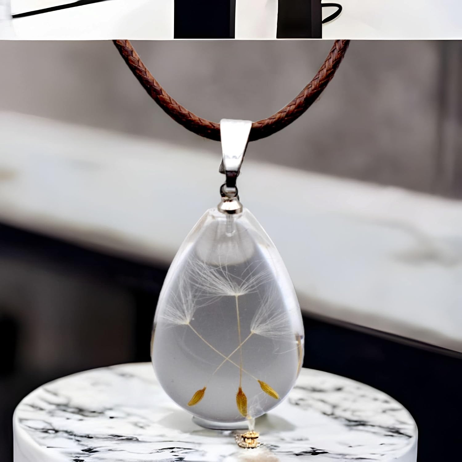Thumbnail 3 de Leomarch Damen Lederhalsband Kette mit Anhänger – Pusteblume in Transparent Epoxidharz