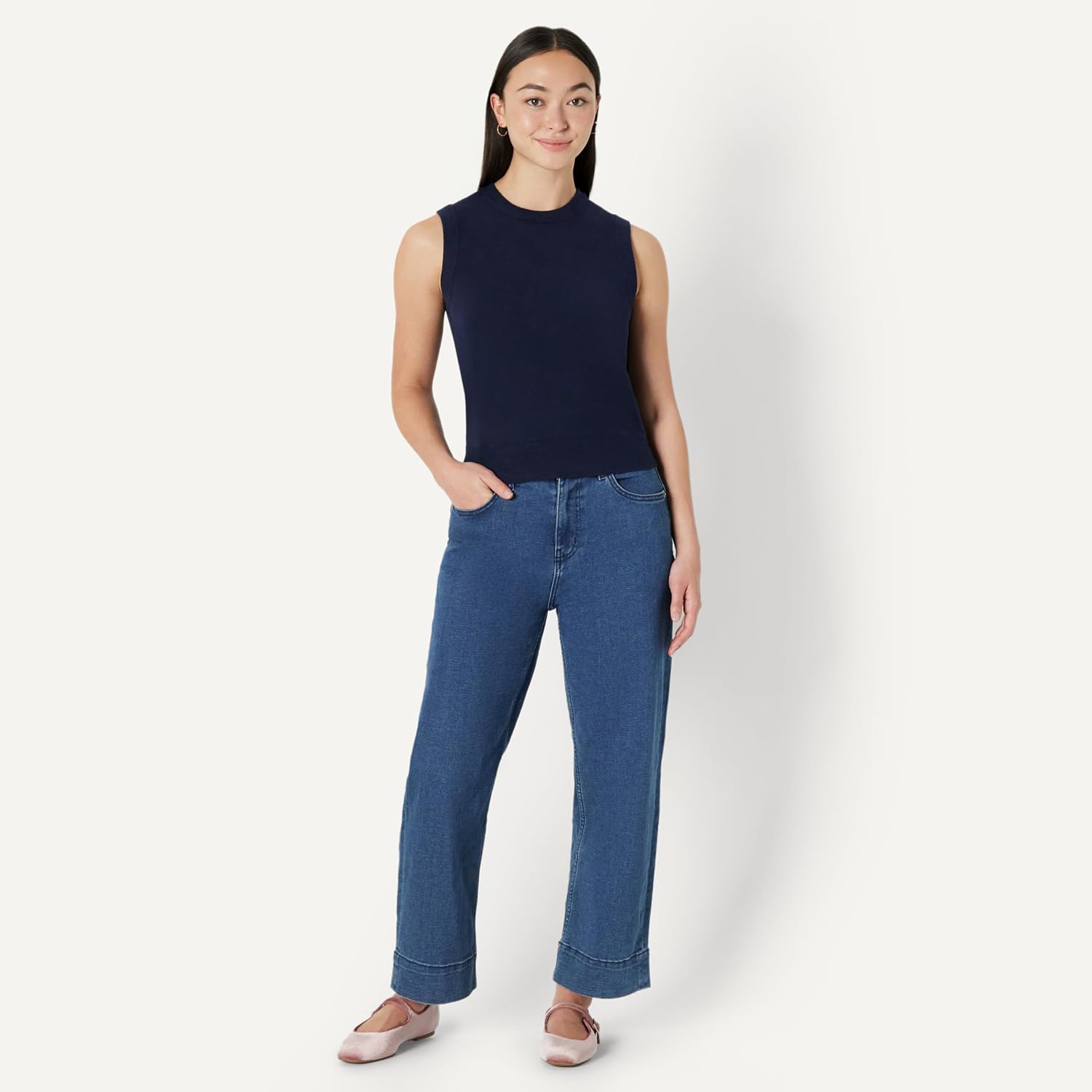Detalle de Amazon Essentials Women's Regular-Fit Crew Neck Knitted Vest