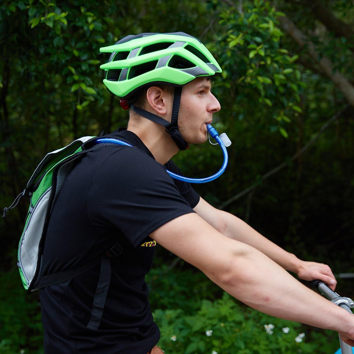 Detalle 2 de KUYOU Running Hydration Vest with 2L Insulated Water Bladder