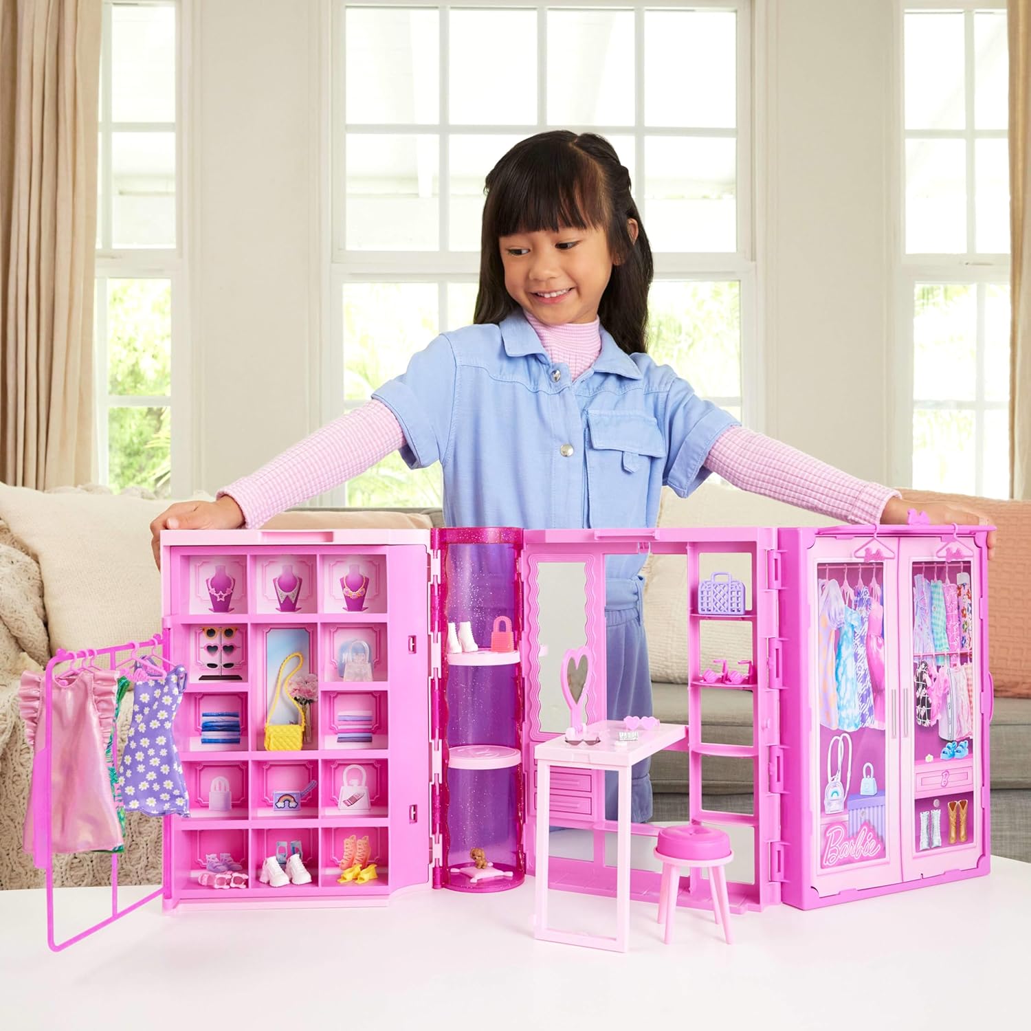 Detalle 2 de Barbie Traumkleiderschrank Spielzeug – Komplettes Fashion-Set mit Barbie-Puppe, 25+ Teilen und 3 Outfits