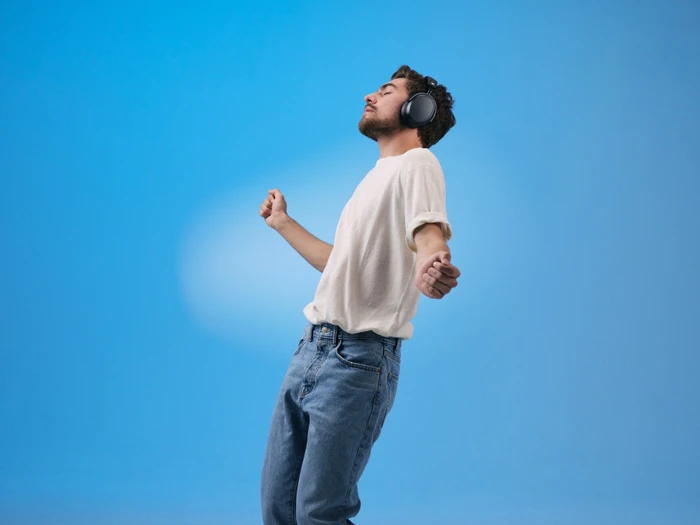 Detalle de Sennheiser Momentum 4 Wireless – kabelloser Premium-Kopfhörer mit langer Akkulaufzeit