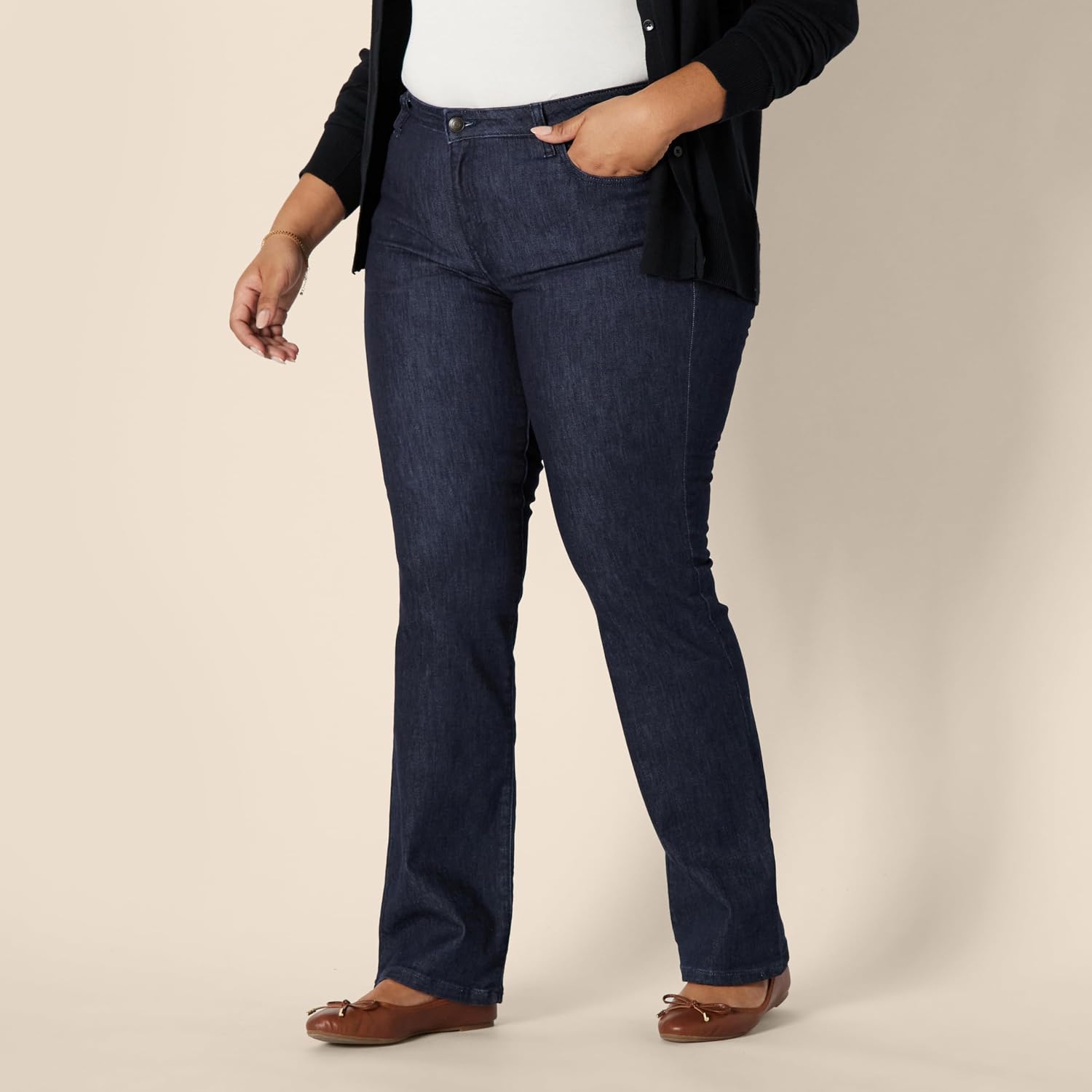 Detalle de Amazon Essentials Damen Stretchige Slim-Bootcut-Jeans Mittelhoher Bund – Auslaufmodell