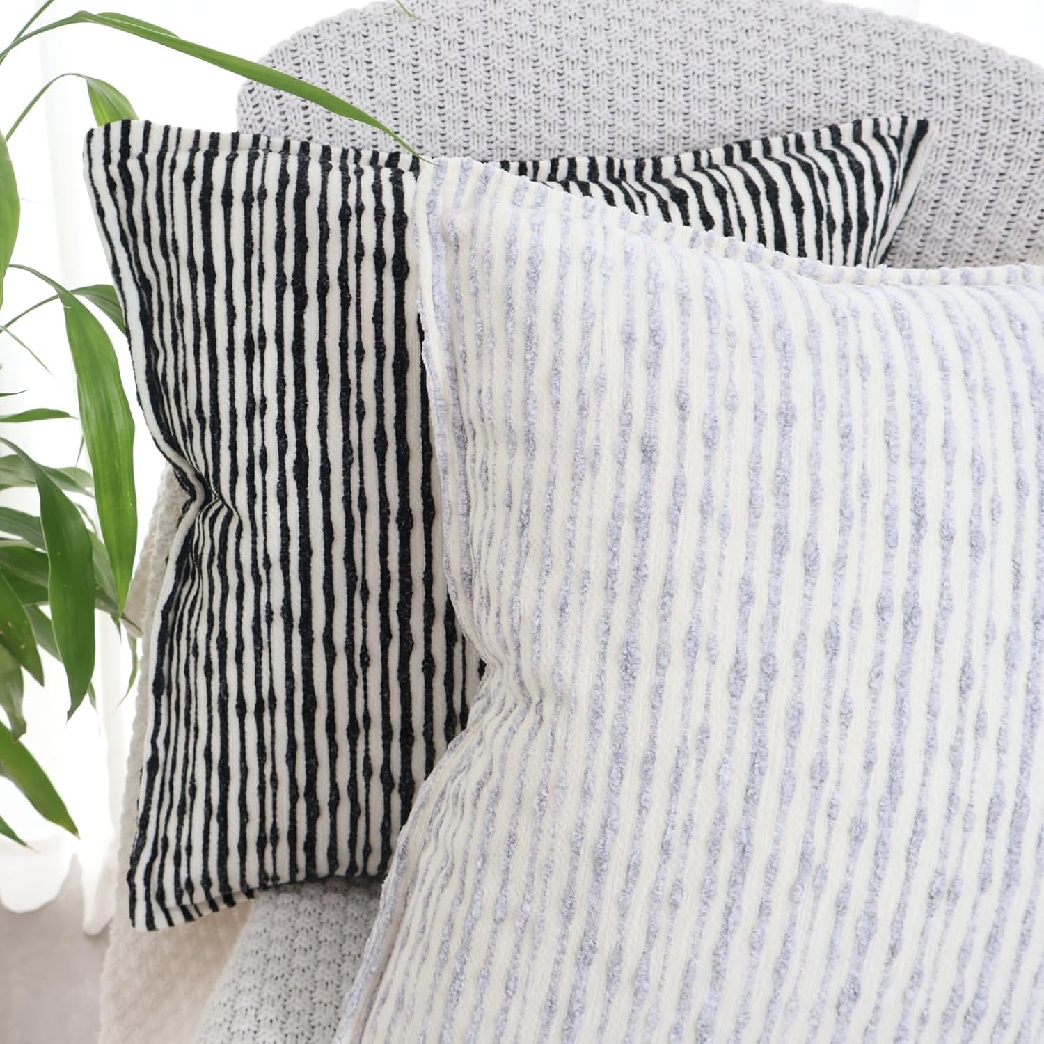 Detalle 2 de OYIMUA Pack of 2 Chenille Cushion Covers (45 x 45) in Blue Jacquard Stripe