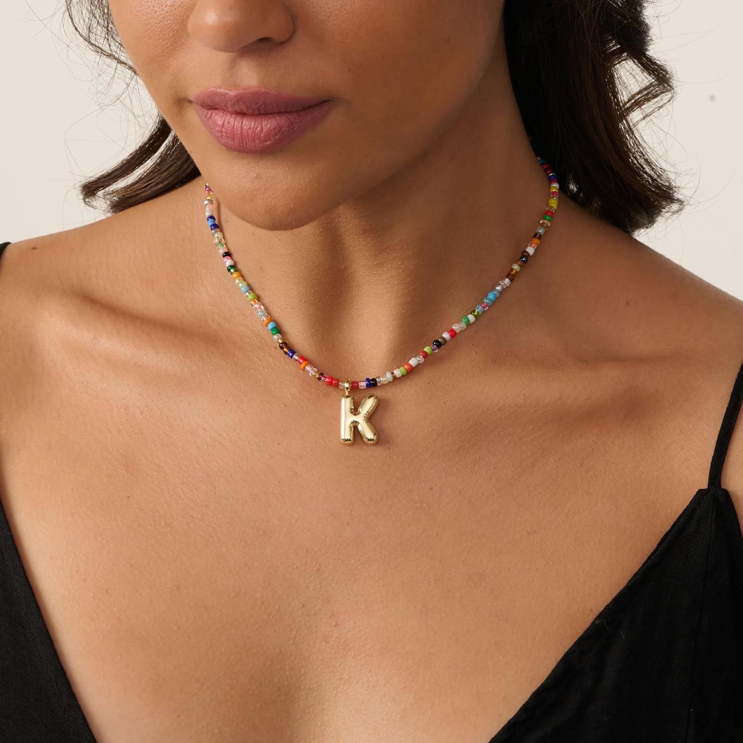 Detalle de HANLI Colorful Initial Necklace with Gold Bubble Pendant – Adjustable Beaded Boho Necklace for Girls & Women
