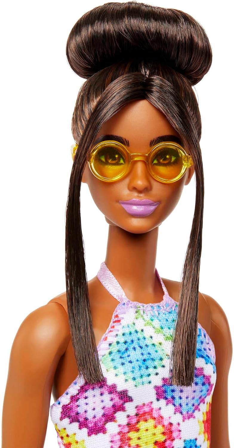 Detalle de Barbie Fashionistas #210 HJT07 Doll with Crocheted Dress and Yellow Sandals