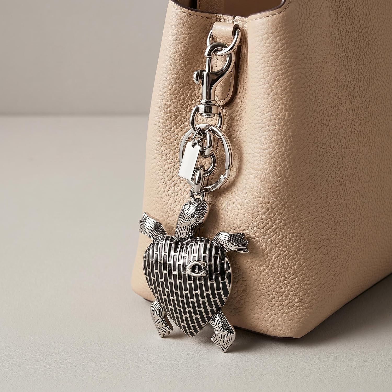 Detalle 2 de SOPKTA Gold Bag Charm Chain for Handbags with Double-Spring Clasp