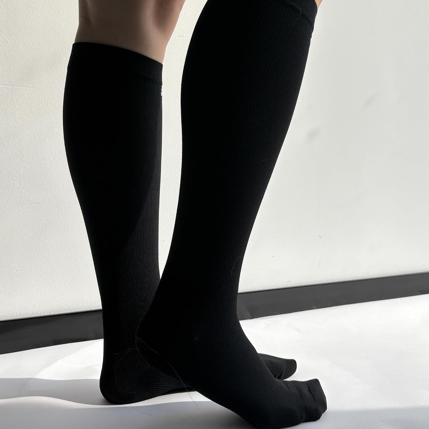 Detalle de LEVSOX Compression Socks, Knee-High 20–30 mmHg Graduated Support