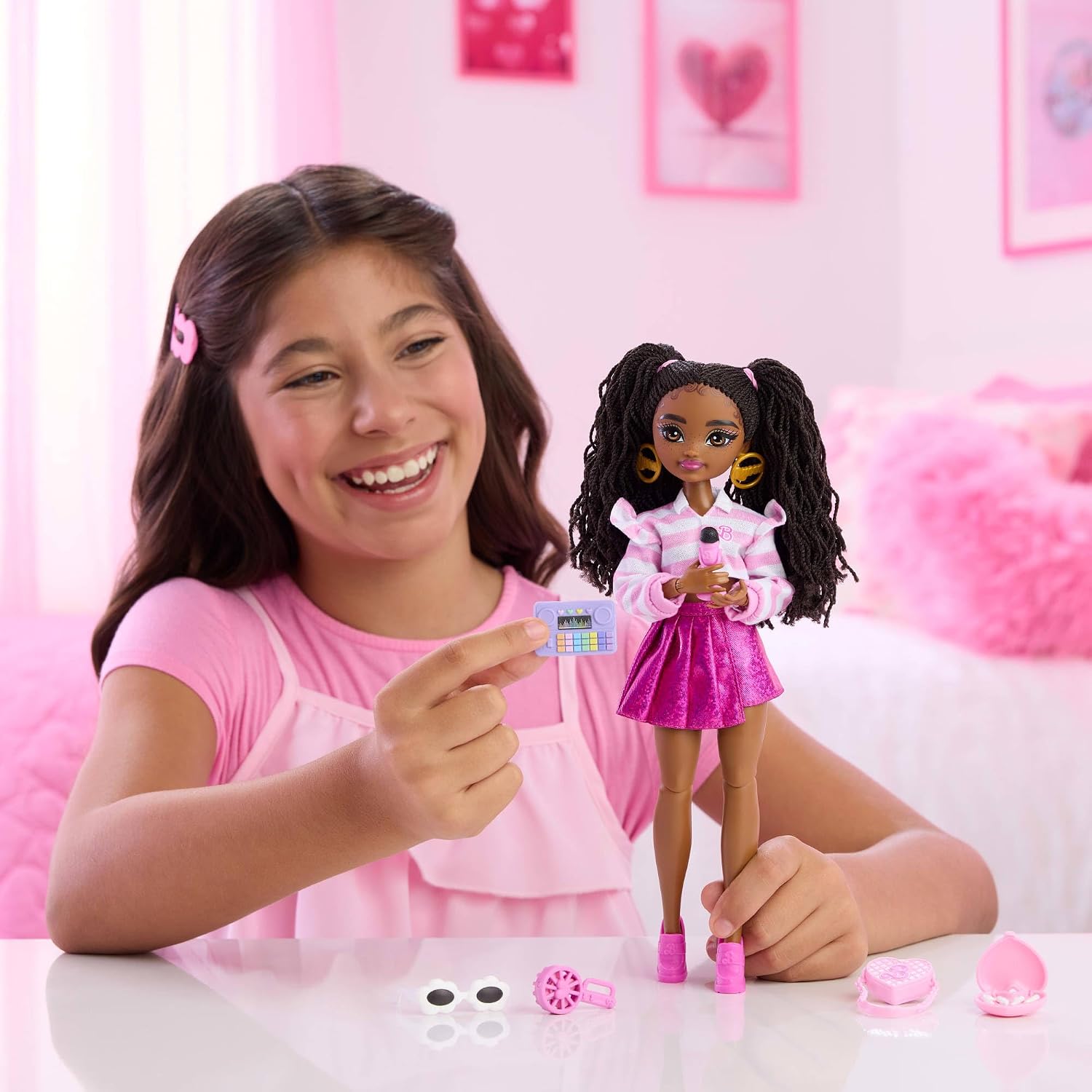 Detalle 2 de Barbie Dream Besties Brooklyn (snodata) con capelli castani intrecciati, outfit rosa e accessori per la danza