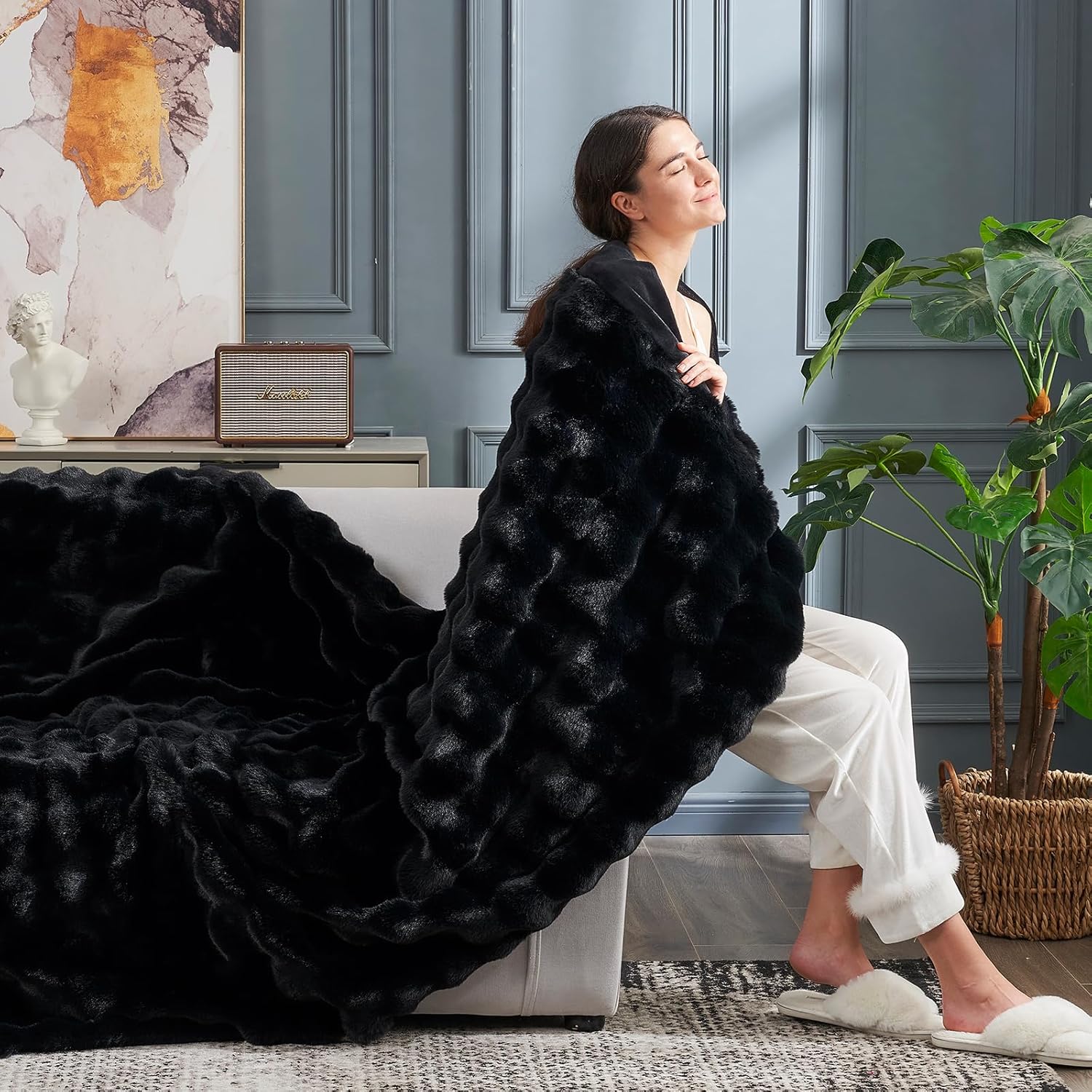 Thumbnail 5 de Cozy Bliss Faux Fur Throw Blanket: Ultra-Soft Bubble Design for Couch and Bedroom