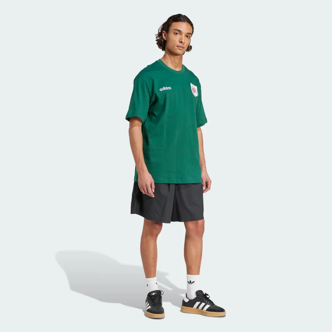 Detalle de Camiseta Badge Graphic de Adidas en Verde
