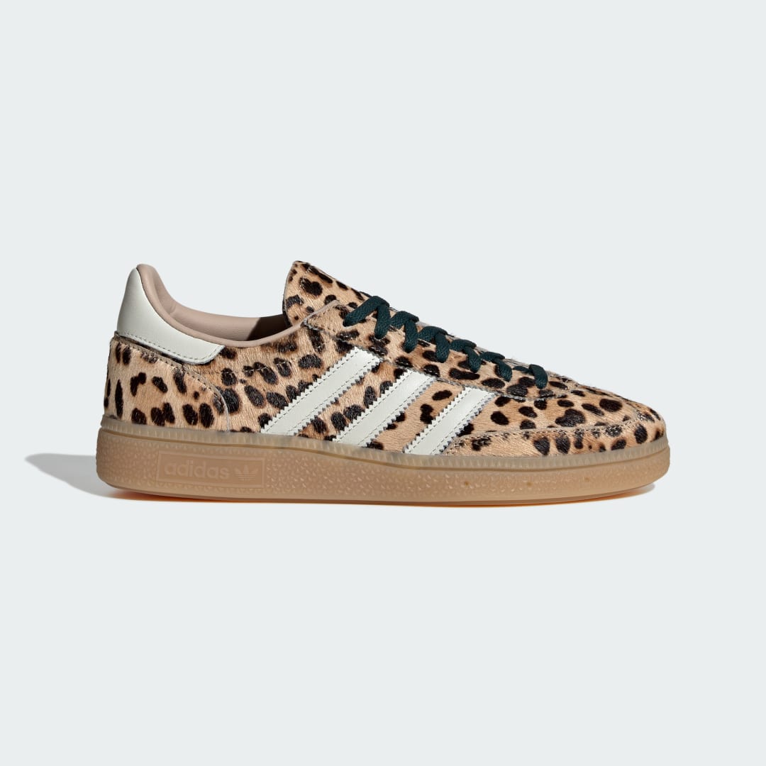 Detalle de Zapatilla Handball Spezial con estampado de leopardo en beige – Adidas
