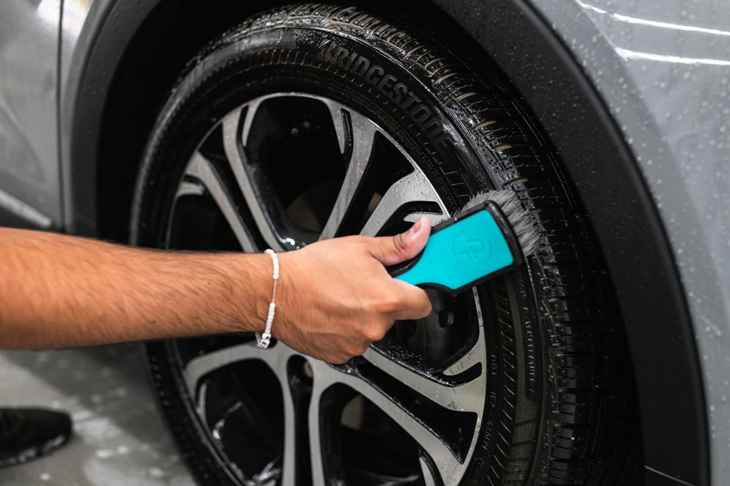 Detalle de Detail Factory ProGrip タイヤブラシ Octane Riptide、硬い合成毛とラバーグリップ