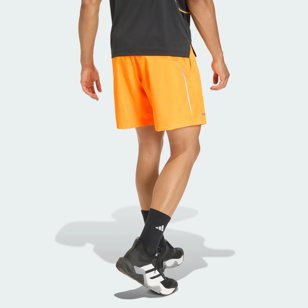 Detalle de Pantalón corto Tech Apparel de Adidas – naranja