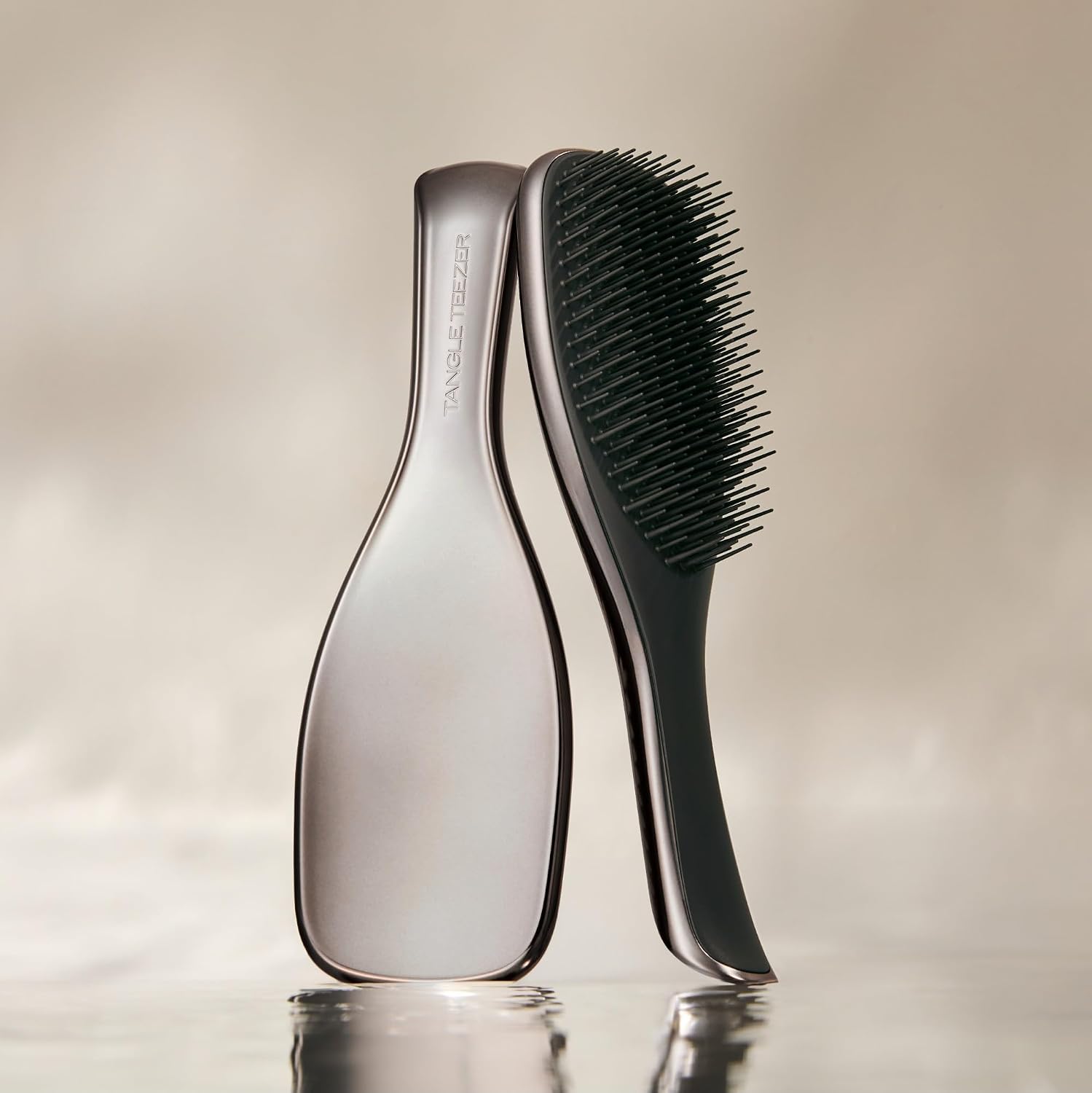 Detalle de Tangle Teezer Ultimate Detangler Haarbürste – Nasses & Trockenes Haar, Zweistufige Borsten, Mitternachtssilber Chrom-Finish