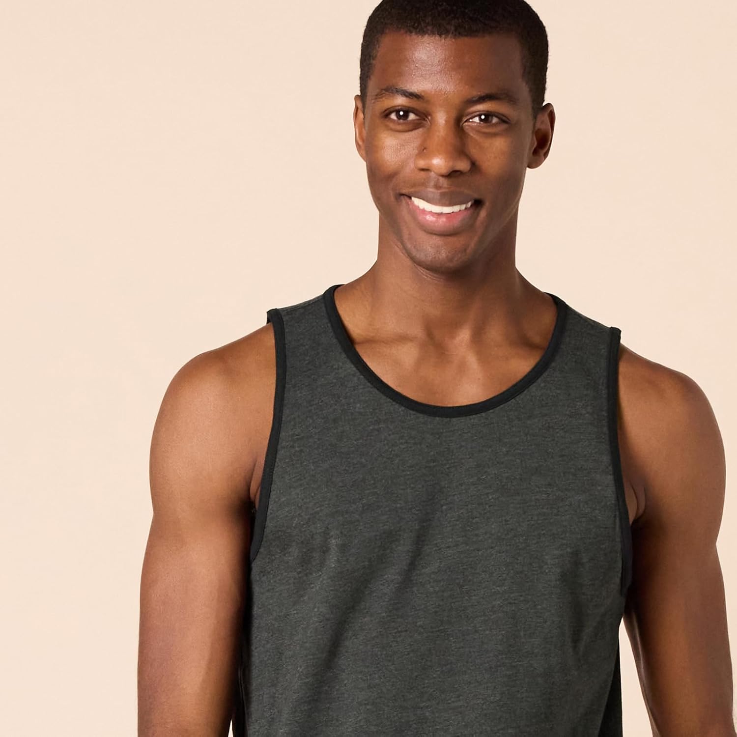 Thumbnail 3 de Amazon Essentials Men's Regular-Fit Vest
