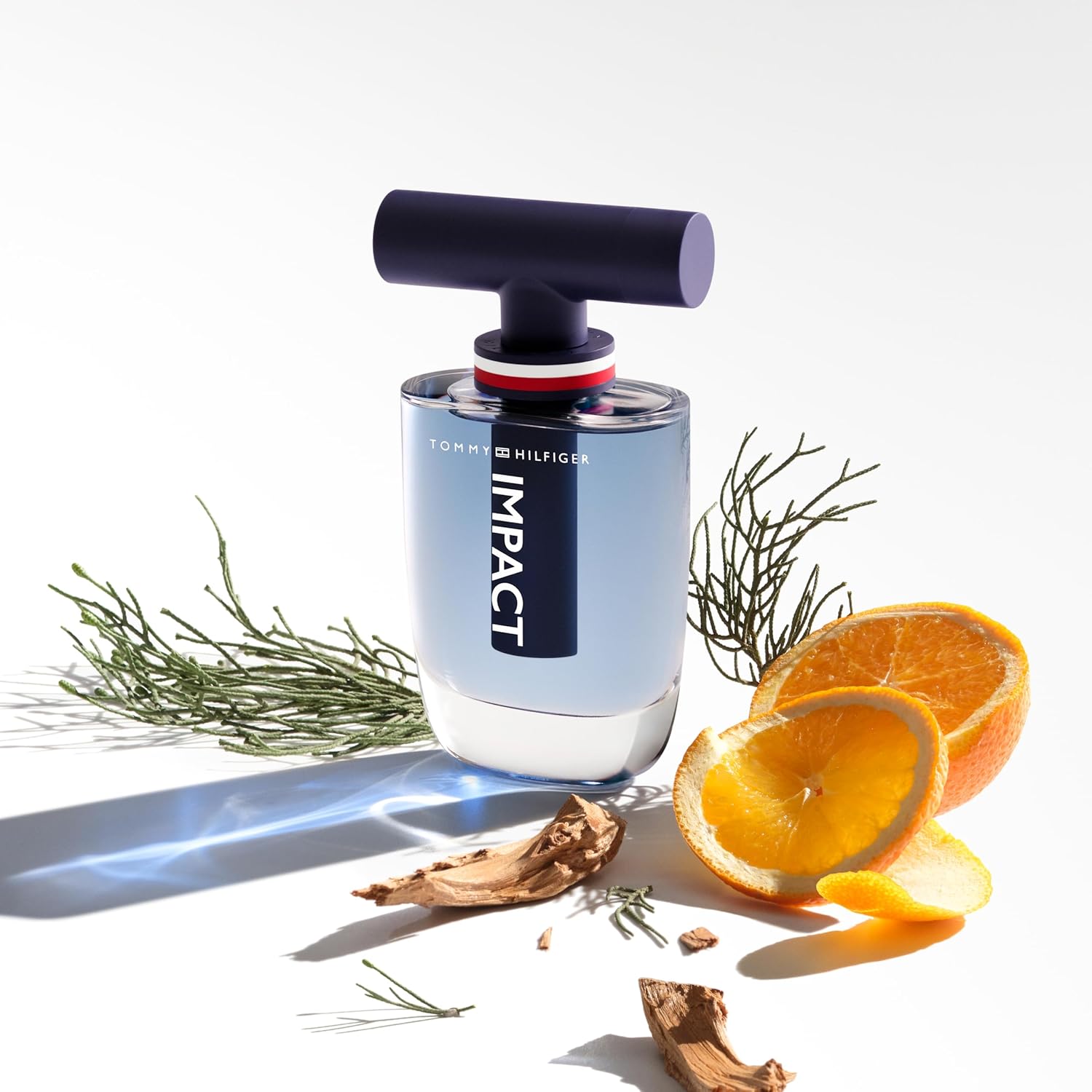 Detalle de Tommy Hilfiger Impact Eau de Toilette for Men (100 ml) – aromatic woody with citrus and spice