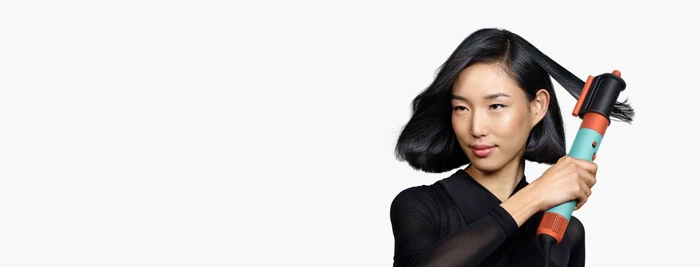 Detalle 2 de Dyson Airwrap i.d. Curly + Coily Samtrot/Gold – Lockenkomfort per App-Steuerung
