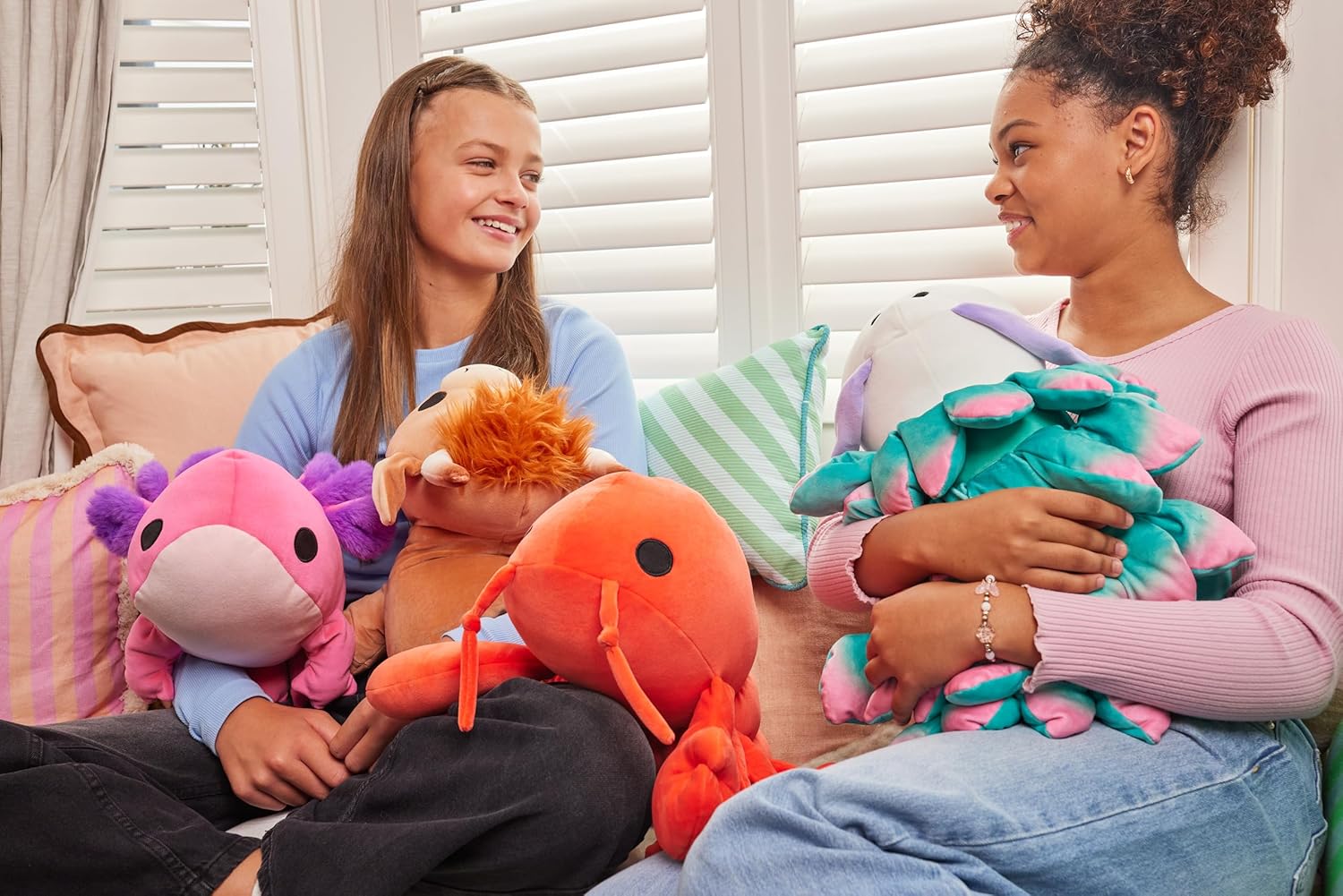 Detalle de Hug-A-Lumps Axolotl de Pâques (Moyen Ally) par ZURU – Peluche lestée printanière