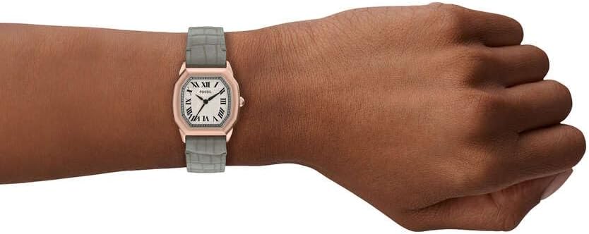 Detalle de Fossil Harlow Damenuhr – Roségold, Quadrat-Design, Quarz-Dreizeigerwerk, graues Lederarmband