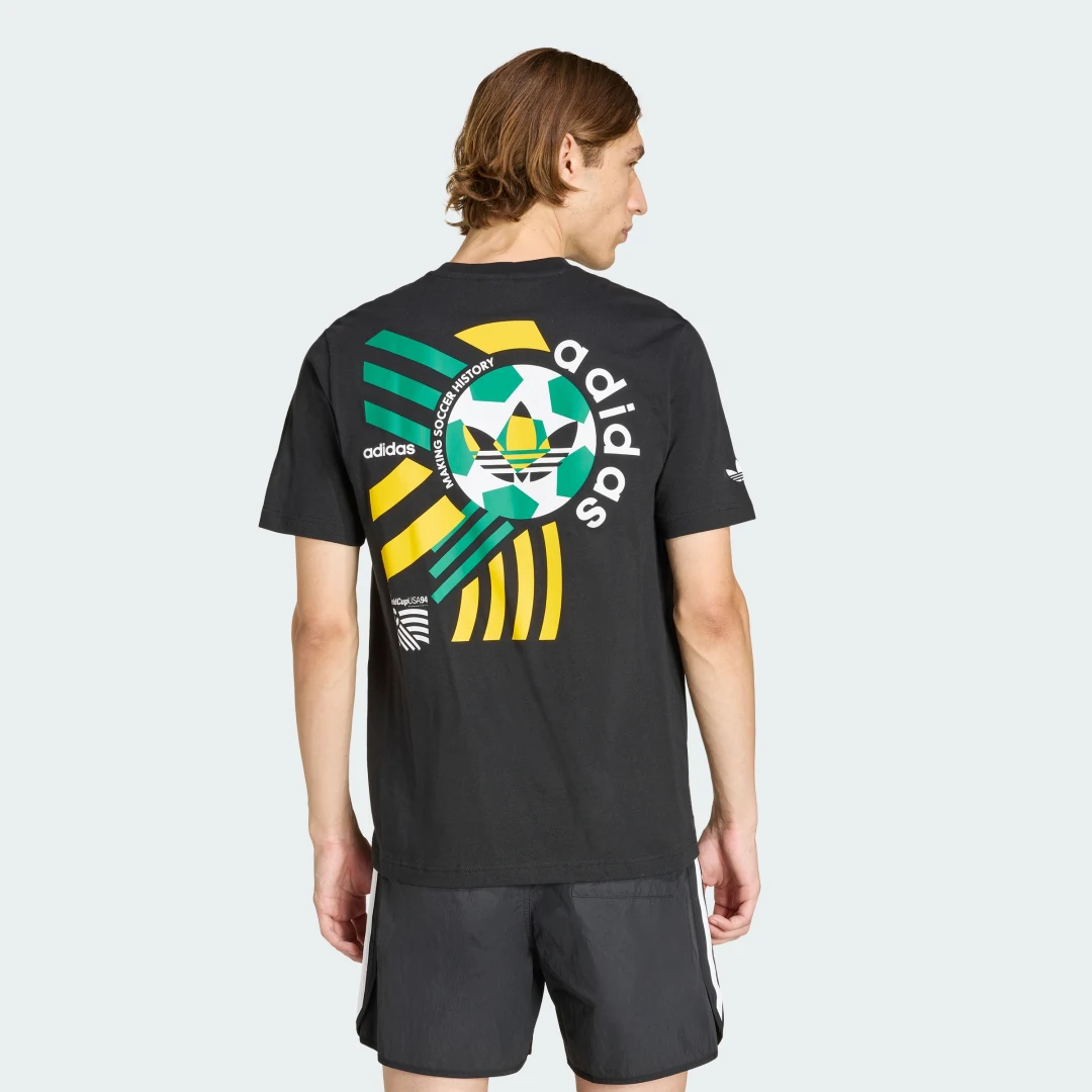 Detalle de Camiseta Archive Football Graphic de Adidas – negro, estilo clásico y versátil
