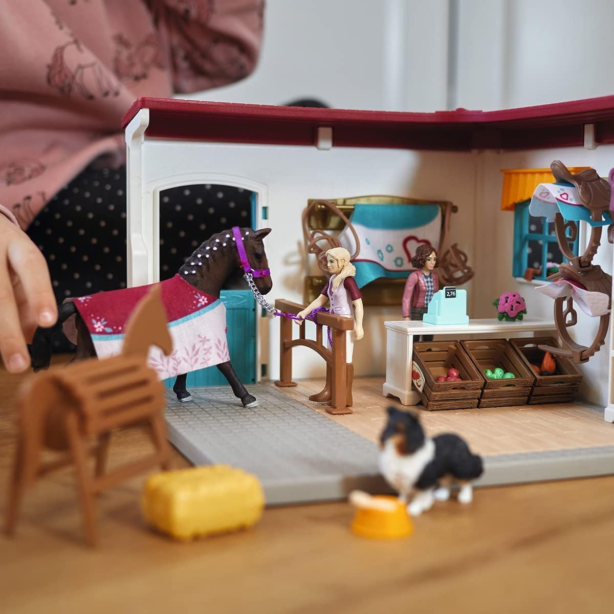 Thumbnail 3 de Schleich Horse Club 42568 Sofia’s Tack Shop 67-Piece Playset with Poseable Figures