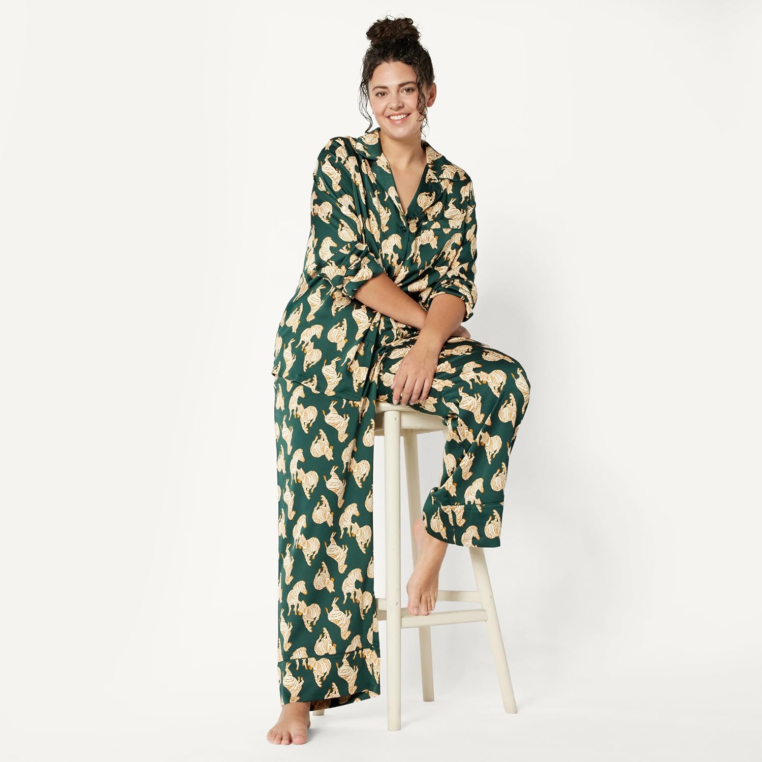 Thumbnail 5 de Amazon Essentials Women's Satin Long Sleeve Shirt and Pant Pajama Set