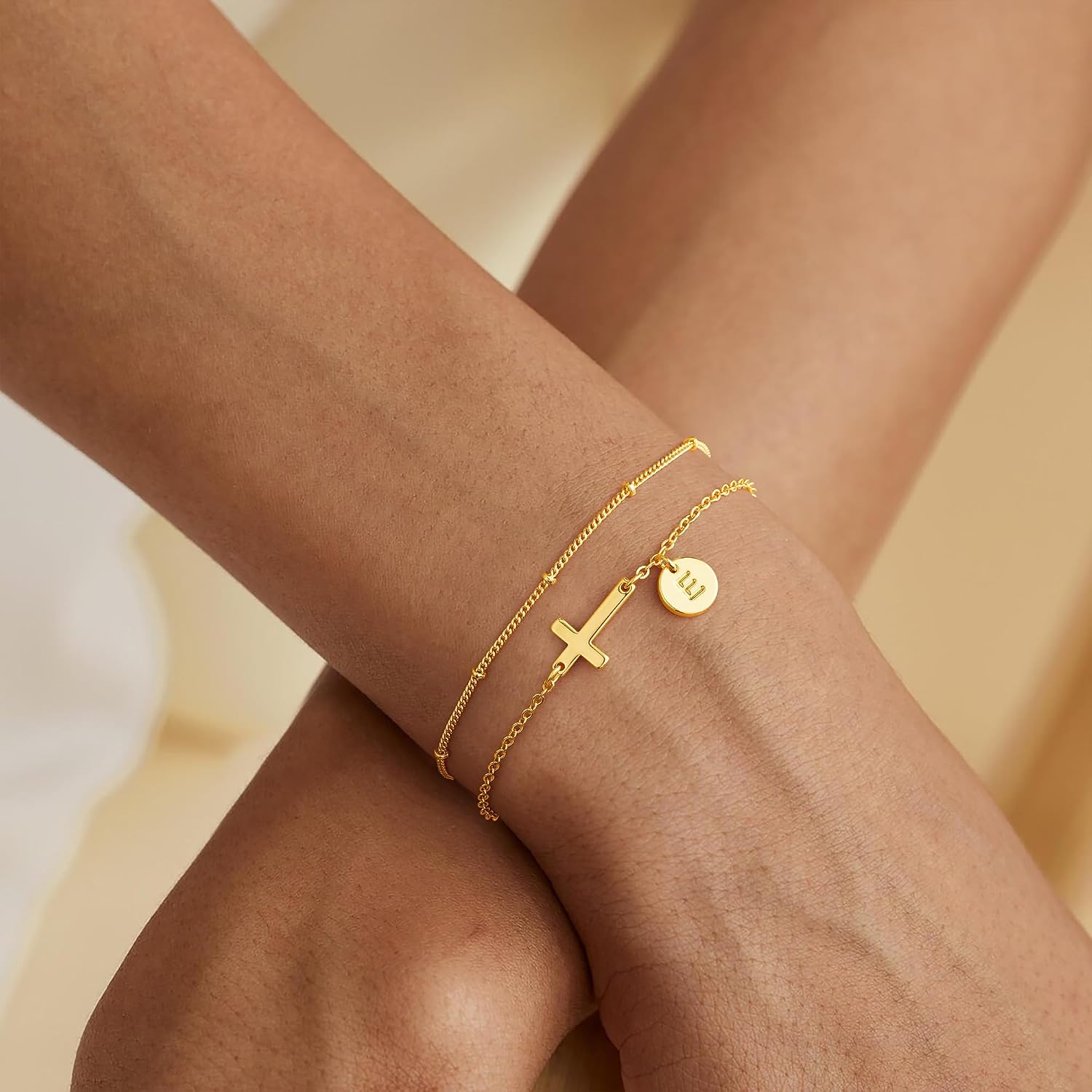 Detalle de TINGN Bracciale da donna in oro con croce e lettere monogramma – placcato oro 14K, regolabile