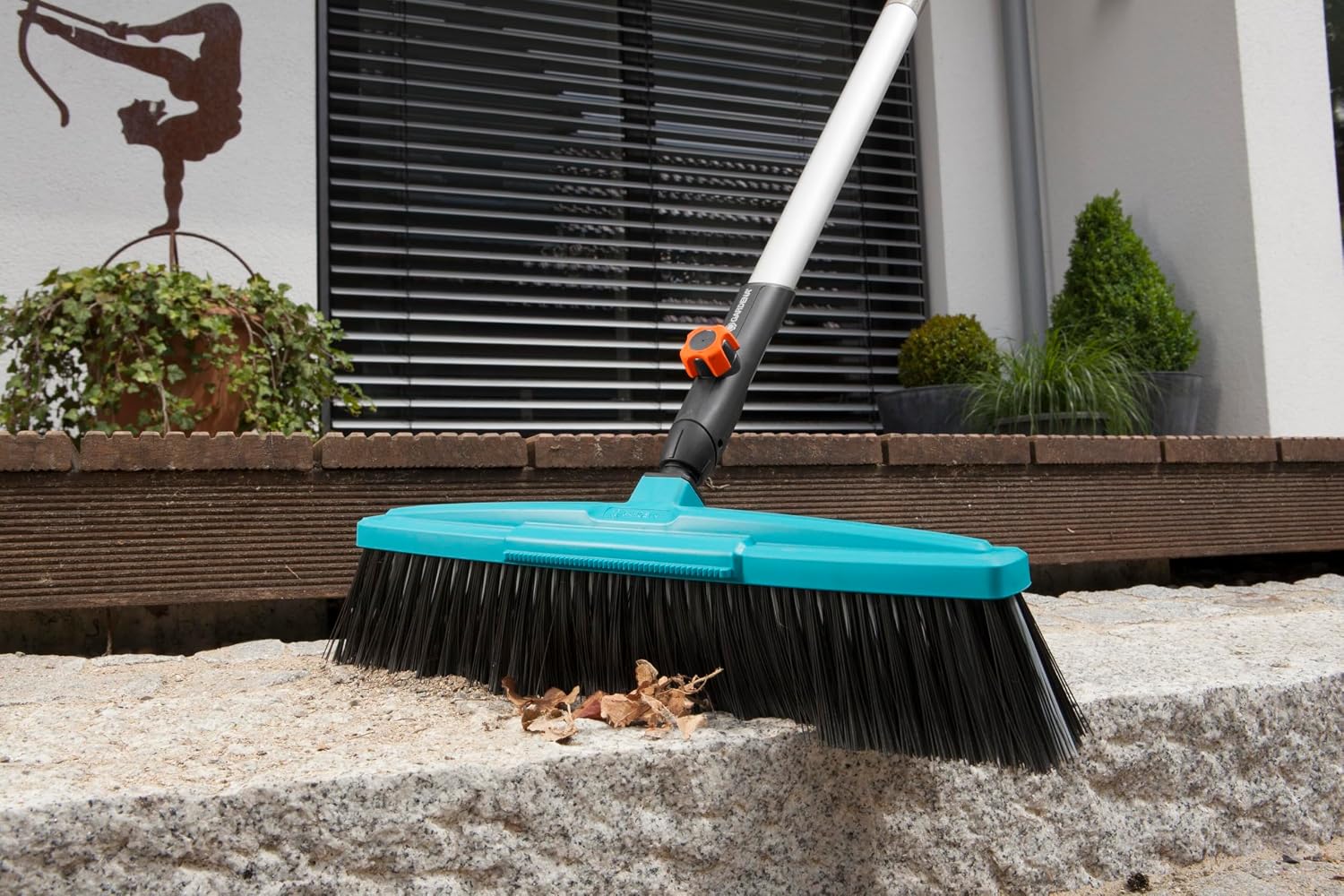 Detalle 2 de Gardena combisystem-Straßenbesen: Stabiler Kehrbesen für Garten und Wege, 45 cm Arbeitsbreite (3622-20)