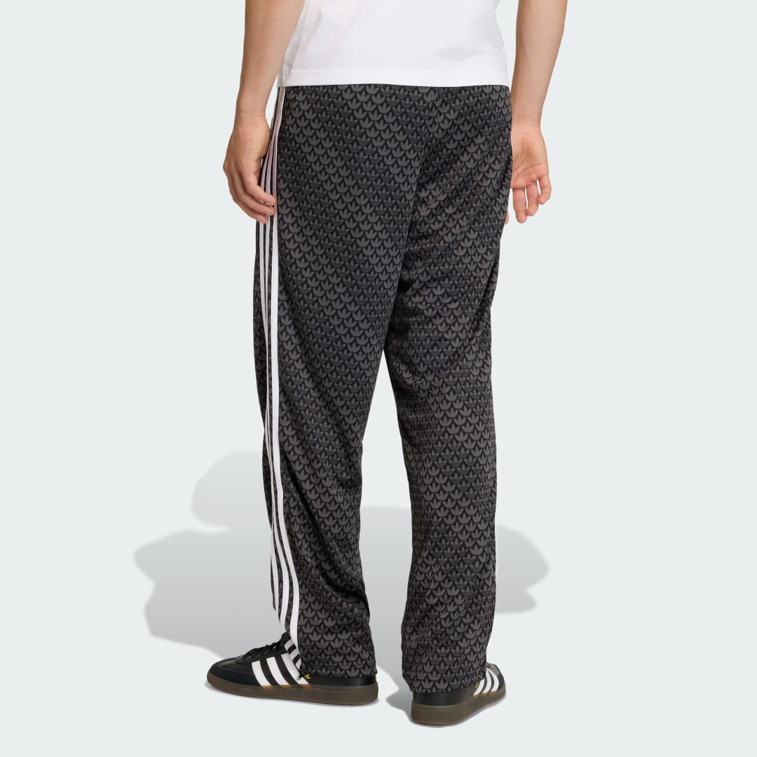 Detalle 2 de Pantalón Holgado Firebird Monogram de Adidas: estilo y comodidad en negro