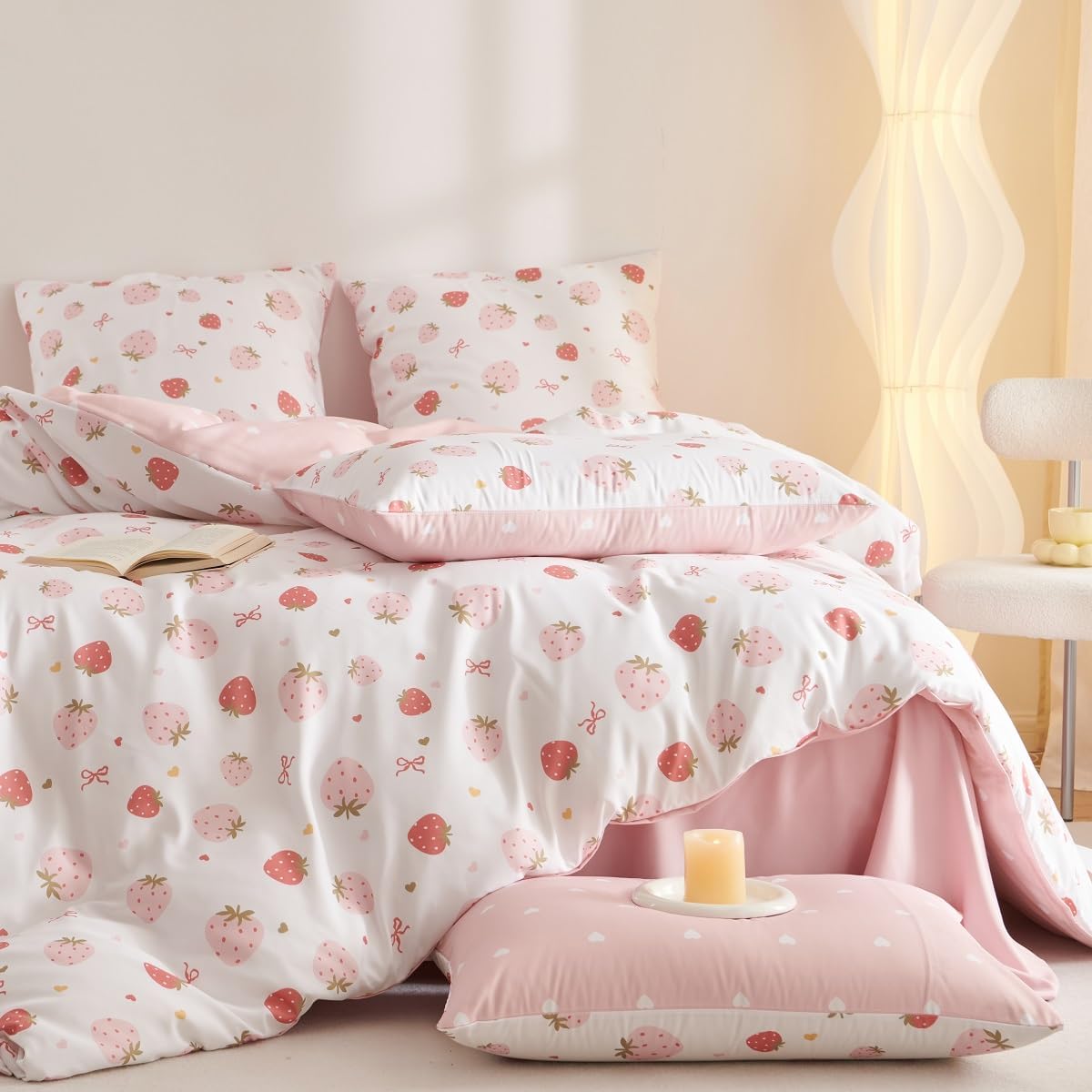 Detalle de Lanqinglv Bettwäsche 135x200 Rosa Weiß Erdbeeren Herzen Schleifen – Mikrofaser, ÖKO-TEX, Wendebettwäsche für Mädchen