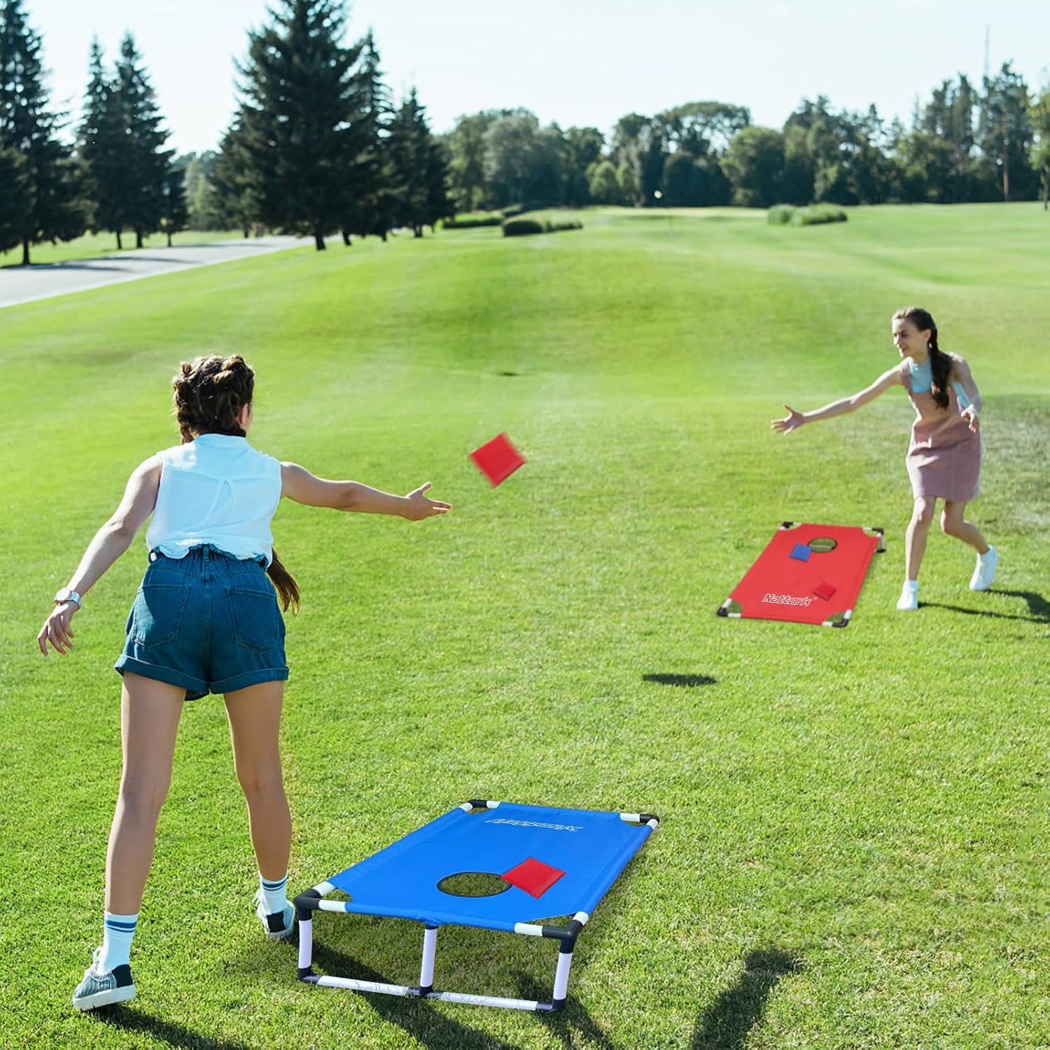 Detalle de Portable PVC-Framed Cornhole Set: 2 Boards, 8 Bags, and Carrying Case