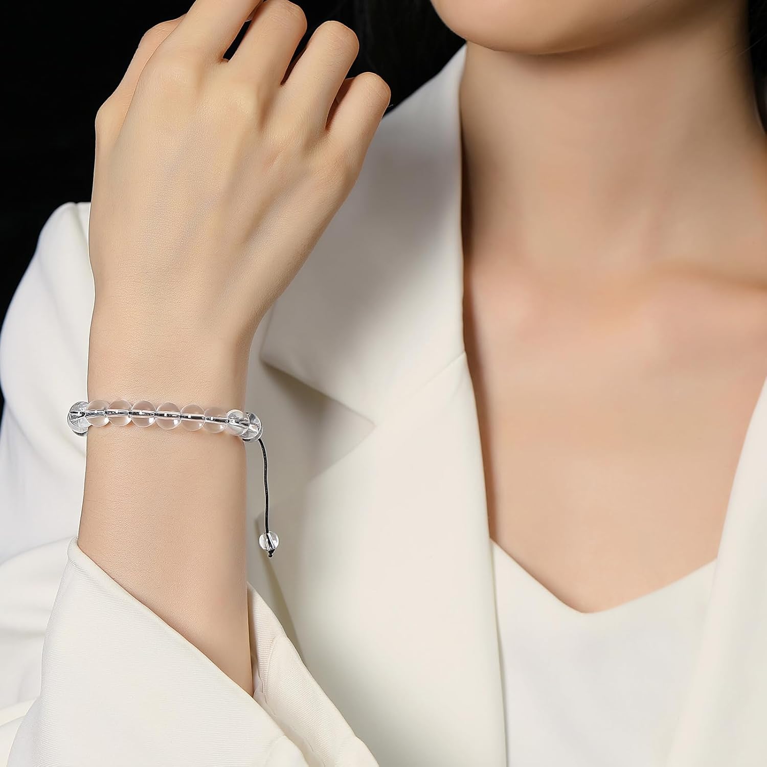 Detalle de AWARDSEN Healing Crystal Bracelet for Women – 8mm Clear Quartz Beads, Adjustable Macrame