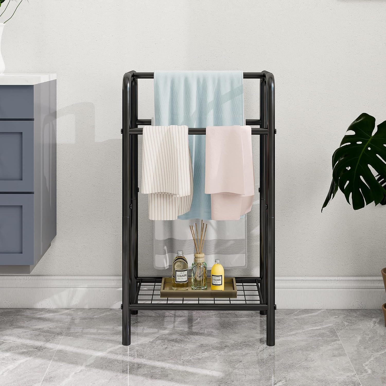 Detalle de HAHRIR DE-1049A-WH vrijstaand handdoekenrek met 3 niveaus, wit metaal
