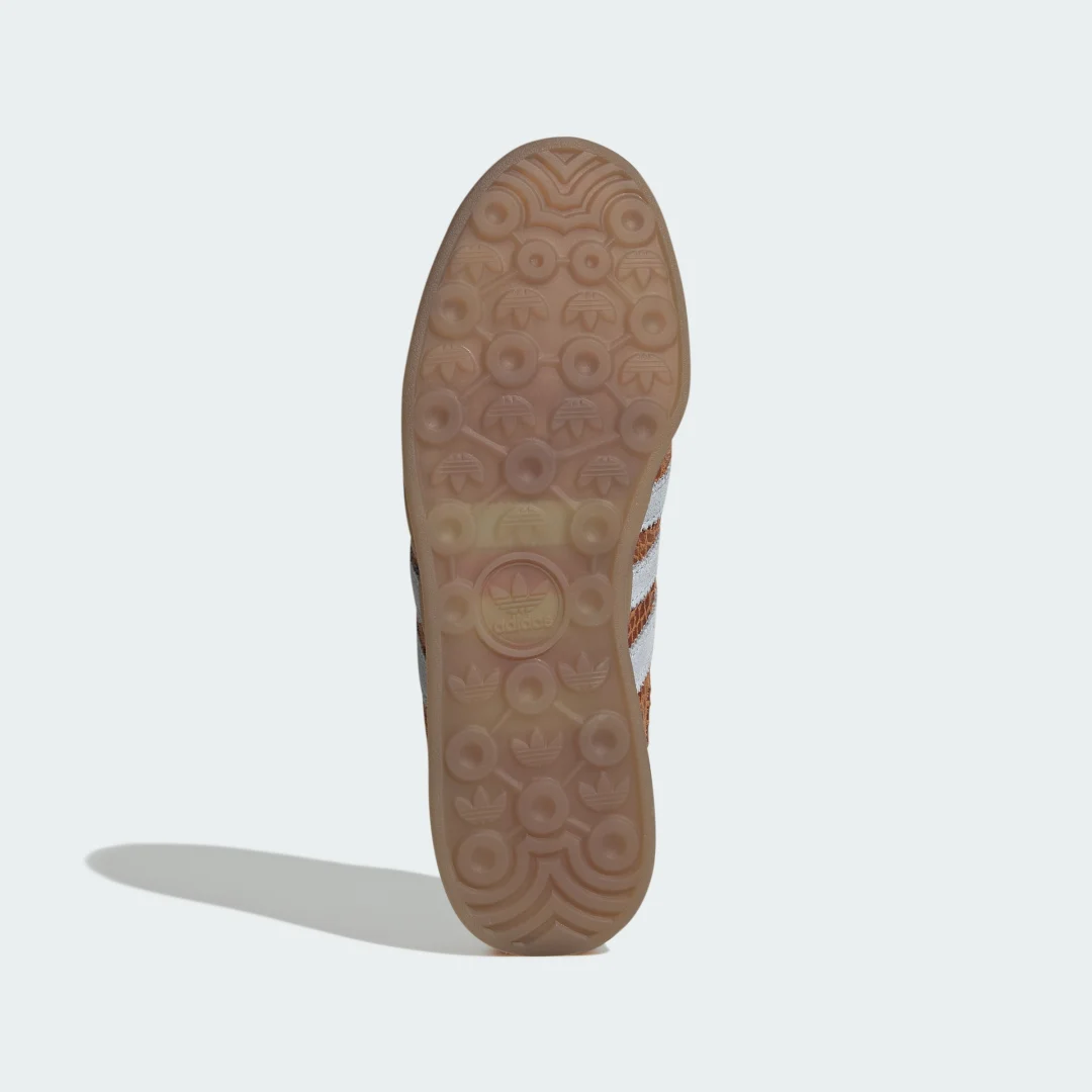 Detalle de Zapatilla Gazelle LO PRO de Adidas — estilo clásico en cuero marrón