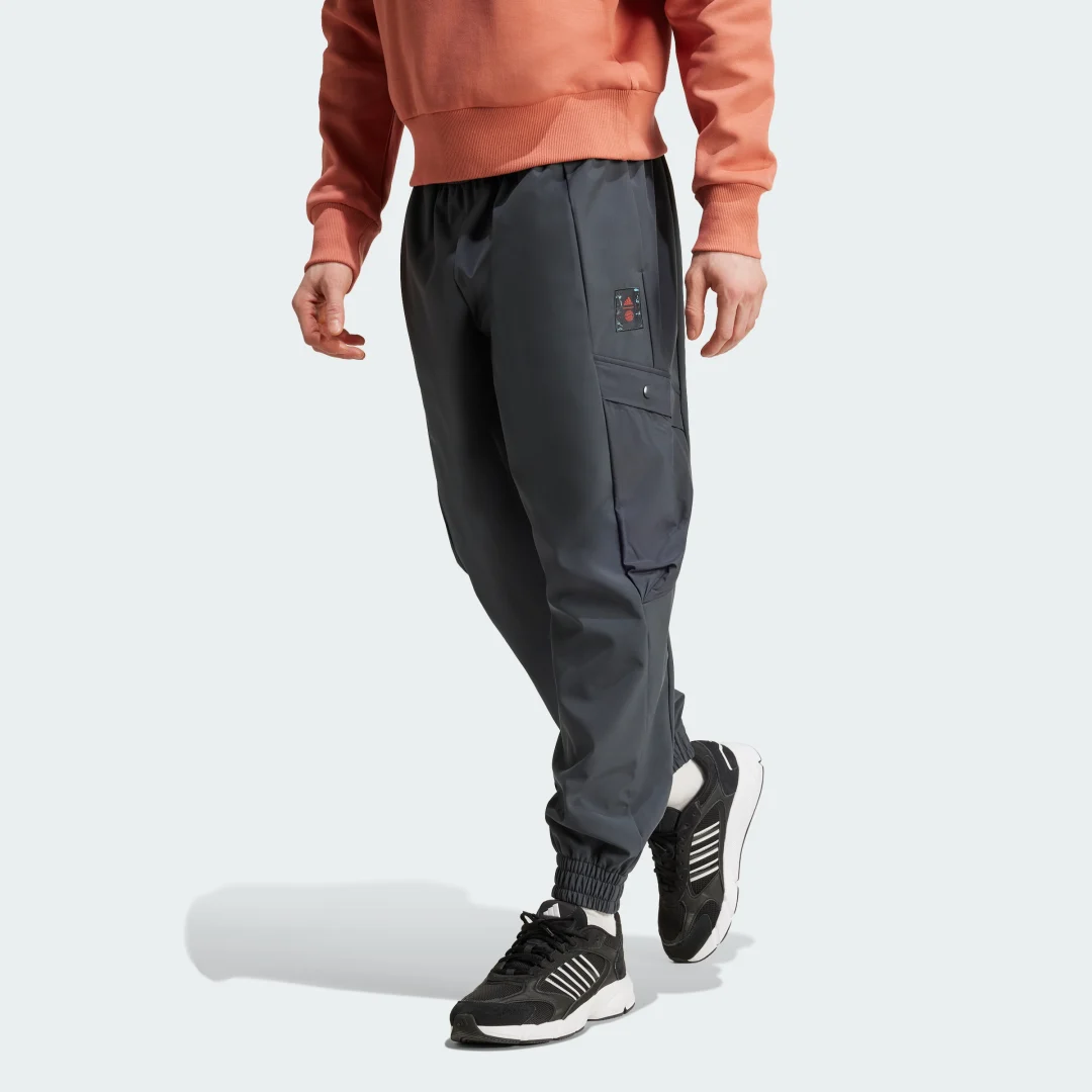 Detalle de Pantalón FC Bayern Seasonal Cargo de Adidas – Gris