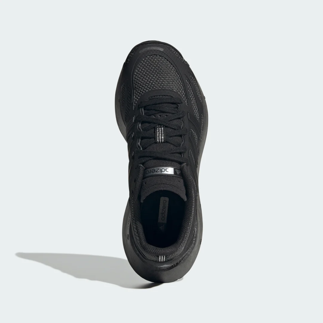 Detalle 2 de Adidas Adizero Aruku infantil — zapatilla en color negro, pensado para pequeños exploradores